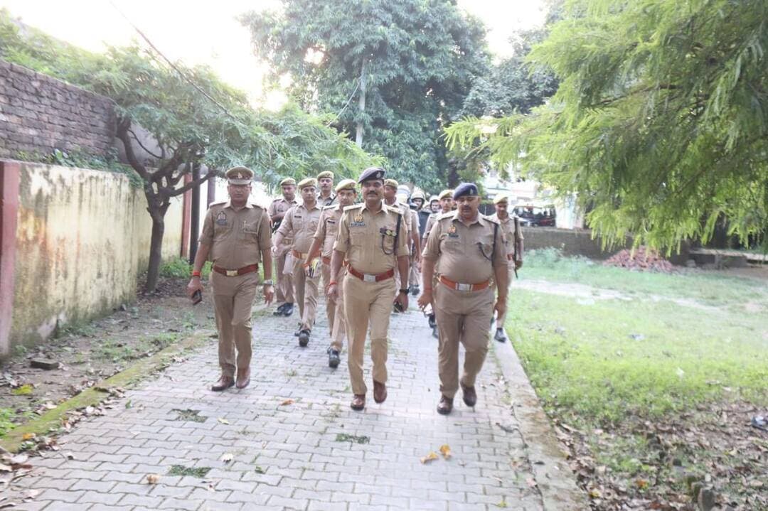 जनपद – मऊ ।
दुर्गा पूजा व दशहरा त्यौहार के दृष्टिगत पुलिस अधीक्षक मऊ श्री सर्वेश कुमार मिश्रा द्वारा दोहरीघाट क्षेत्र में पैदल गस्त व दुर्गा प्रतिमा विसर्जन स्थल का निरीक्षण किया गया ।
आज दिनांक 18.10.2026 को दुर्गा पूजा व दशहरा त्यौहार को सकुशल, शांतिपूर्ण एवं सौहार्दपूर्ण वातावरण में सम्पन्न कराने तथा जनपद में कानून एवं शांति व्यवस्था सुदृढ़ बनाए रखने के दृष्टिगत पुलिस अधीक्षक मऊ श्री सर्वेश कुमार मिश्रा द्वारा क्षेत्राधिकारी घोसी श्री सत्येन्द्र भूषण तिवारी व प्रभारी निरीक्षक दोहरीघाट सहित भारी संख्या में पुलिस बल के साथ दोहरीघाट थाना क्षेत्र के कस्बा में पैदल गस्त/ भ्रमण किया गया तथा दुर्गा प्रतिमा विसर्जन स्थल /घाट थाना क्षेत्र दोहरीघाट का निरीक्षण कर सुरक्षा व्यवस्था का जायजा लिया गया । दुर्गा प्रतिमा विसर्जन मार्ग / स्थल सहित अन्य महत्वपूर्ण स्थलों पर शांति एवं कानून-व्यवस्था बनाए रखने, संवेदनशील स्थलों पर सतर्क दृष्टि रखने, पर्याप्त पुलिस बल की तैनाती सुनिश्चित करने तथा दुर्गा पूजा पंडालों के आसपास सुरक्षा व्यवस्था सुदृढ़ रखने के निर्देश दिए गए । त्यौहार के दौरान भीड़भाड़ वाले क्षेत्रों में प्रभावी गश्त, यातायात व्यवस्था को सुचारु बनाए रखने एवं किसी भी प्रकार की अफवाह अथवा अराजकता फैलाने वाले तत्वों पर सतर्क निगरानी रखने हेतु निर्देशित किया गया ।
पुलिस अधीक्षक द्वारा संबंधित अधिकारियों को निर्देशित किया गया कि सभी धार्मिक आयोजनों के दौरान आपसी सौहार्द एवं साम्प्रदायिक सद्भाव बनाए रखने के लिए आवश्यक कदम उठाए जाएं तथा आमजन से संवाद स्थापित कर शांतिपूर्ण वातावरण सुनिश्चित किया जाए । दुर्गा प्रतिमा विसर्जन स्थल दोहरीघाट का निरीक्षण कर आवश्यक दिशा निर्देश दिया गया ।
मऊ पुलिस आमजन से अपील करती है कि आगामी नवरात्रि पर्व को आपसी प्रेम, भाईचारे एवं सौहार्द के साथ मनाएं तथा किसी भी प्रकार की अफवाहों पर ध्यान न दें। किसी भी संदिग्ध गतिविधि की सूचना तत्काल पुलिस को दें । जनपद में शांति, सुरक्षा एवं कानून-व्यवस्था बनाए रखने हेतु मऊ पुलिस प्रतिबद्ध है ।