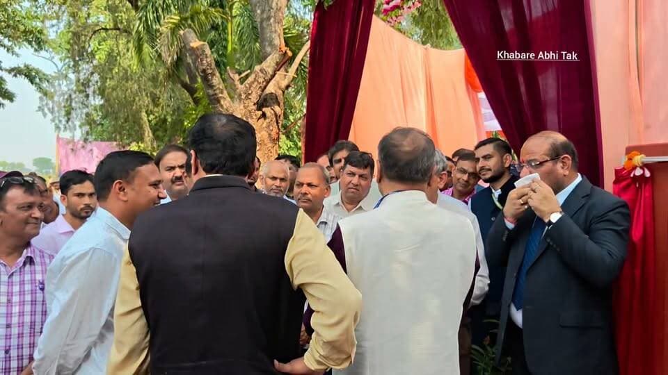 मऊ में कृषि उपयोगी सूक्ष्मजीव संग्रह के नए भवन का शिलान्यास, पौधरोपण भी हुआ
#मऊ #कृषिअनुसंधान #कृषिप्रौद्योगिकी #खबरेंअभीतक #KhabareAbhiTak