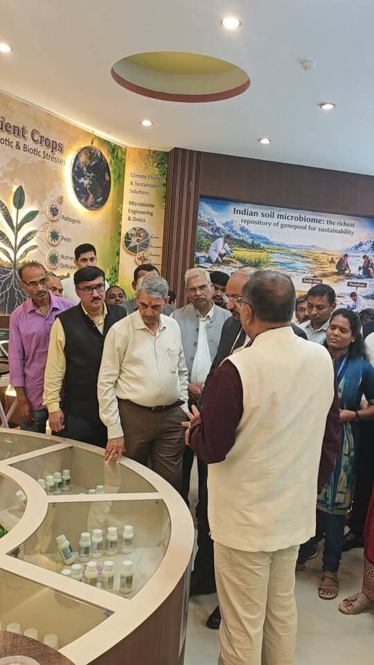 मऊ में किसानों से रूबरू हुए ICAR महानिदेशक, आधुनिक खेती अपनाने पर दिया जोर
#मऊ #किसान #आधुनिकखेती #खबरेंअभीतक #KhabareAbhiTak