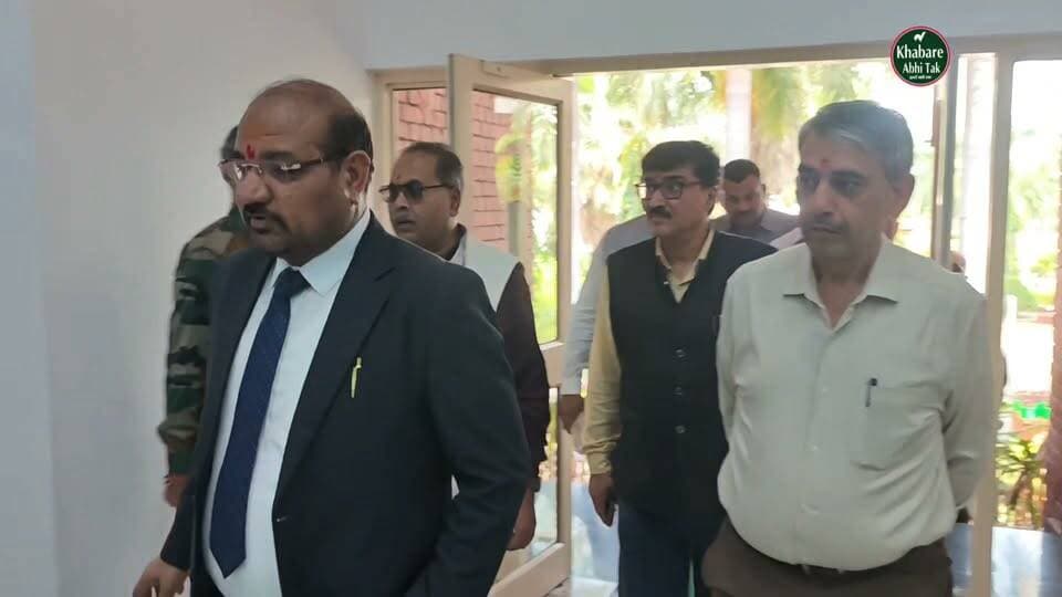 मऊ पहुंचे ICAR महानिदेशक डॉ. एमएल जाट, दलहन-तिलहन की पैदावार बढ़ाने पर मंथन
#मऊ #किसानगोष्ठी #कृषि #खबरेंअभीतक #KhabareAbhiTak