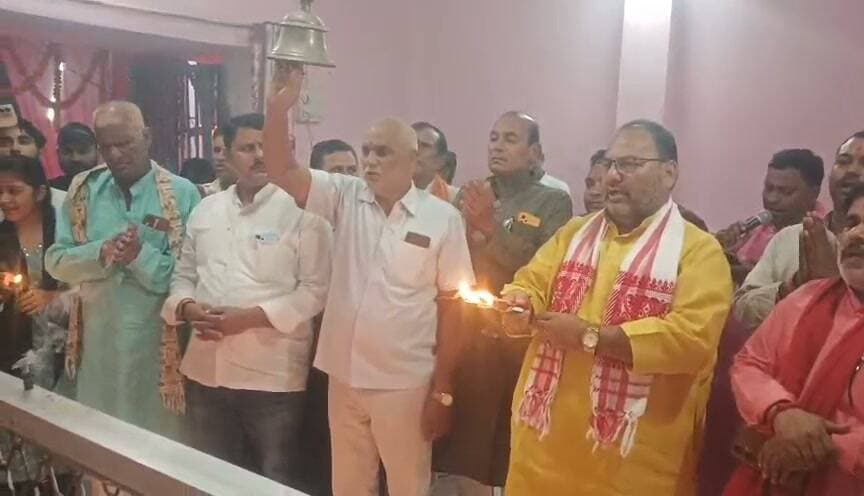 मदनपुर थाना रोड स्थित दुर्गा मंदीर में रफीगंज विधानसभा के विधायक प्रमोद कुमार सिंह महाआरती में हुए शामिल