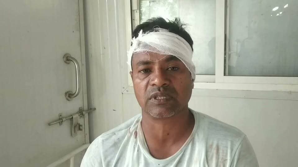 बरडीह में जमीन विवाद में दो पक्षों में हिंसक झड़प, महिला समेत चार घायल
औरंगाबाद जिला के सलैया थाना क्षेत्र के बरडीह गांव में जमीन की दावेदारी को लेकर दो पक्षों के बीच रविवार को जमकर मारपीट हुई। मारपीट में टांगी से हमले की बात सामने आ रही है, जिसमें एक महिला समेत कुल चार लोग जख्मी हो गए। सभी घायलों को मदनपुर सामुदायिक स्वास्थ्य केंद्र पहुंचाया गया, जहां मौजूद डॉक्टर कुमार जय ने प्राथमिक उपचार किया।
Disclaimer: This news is based on statements given by both parties, information from eyewitnesses, and preliminary information received from the hospital and police. All allegations mentioned in it are of the concerned parties, which will be confirmed only after police investigation. The purpose of this news is not to hold any party guilty.