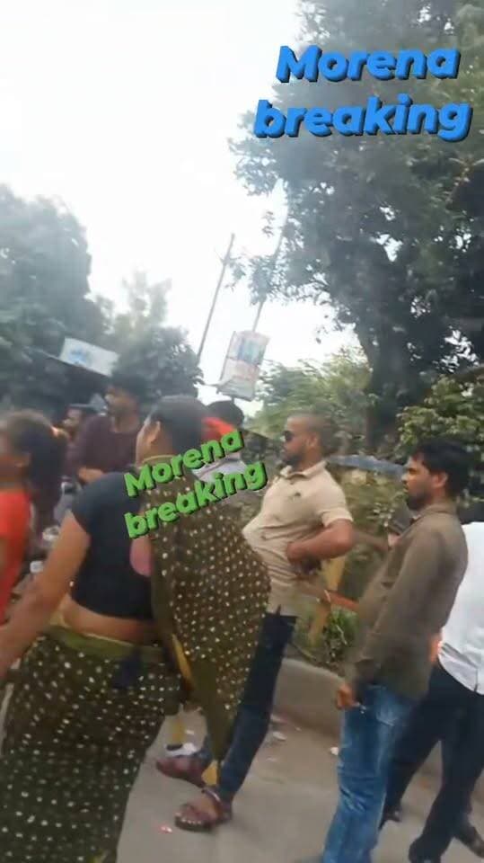 मुरैना जिला अस्पताल की आशा दलालों के द्वारा की जा रही अभद्रता वीडियो सोशल मीडिया पर वायरल 👇 पुलिस को पैसा देने का लगाया गया आरोप,,