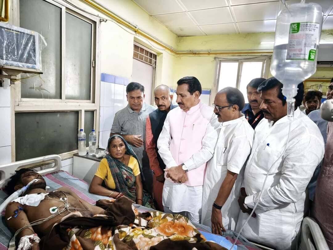 आज ग्वालियर स्थित शीतला माता मंदिर में रात्रि के समय हुई दुर्भाग्यपूर्ण घटना में घायल श्रद्धालुओं से अस्पताल पहुँचकर कृषि मंत्री एडल सिंह कंसाना ने मुलाकात की एवं उनके स्वास्थ्य की जानकारी ली। इस दौरान चिकित्सकों से भी चर्चा कर घायलों के उपचार के संबंध में जानकारी प्राप्त की।
ईश्वर से प्रार्थना है कि सभी घायल श्रद्धालु शीघ्र स्वस्थ होकर अपने घर लौटें। इस कठिन समय में हम सभी प्रभावित परिवारों के साथ हैं।
इस दौरान मंत्री के साथ राकेश शुक्ला जी,महेंद्र सिंह यादव जी सांसद , भारत सिंह कुशवाह जी,विधायक मोहन सिंह राठौड़ जी, उपस्थित रहे।
राकेश शुक्ला जी Dr Mohan Yadav जी Jansampark Madhya Pradesh Wala Pyaar Aidal Singh Kansana BJP Madhya Pradesh