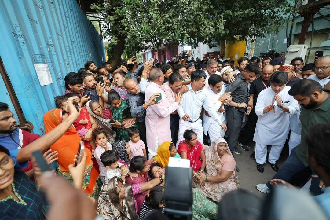 ग्वालियर में हुए भीषण सड़क हादसे मे घायलों से मिलने के लिए केंद्रीय मंत्री ज्योतिरादित्य सिंधिया पहुंचे और कहा कि मन को अत्यंत व्यथित कर दिया है। इस हृदयविदारक घटना में प्रभावित परिवारों की पीड़ा शब्दों में व्यक्त करना कठिन है। घायलों से मुलाकात की, उनका हालचाल जाना और स्वास्थ्य की जानकारी ली। साथ ही, उनके परिजनों को ढांढस बंधाया,,
घायलों के बेहतर उपचार और पीड़ित परिवारों को आवश्यक सहायता उपलब्ध कराने के सभी प्रयास किए गए हैं। इस संकट की घड़ी में परिजनों के साथ खड़े रहना और उन्हें हर जरूरी मदद सुनिश्चित करना हमारी सर्वोच्च प्राथमिकता है।👇