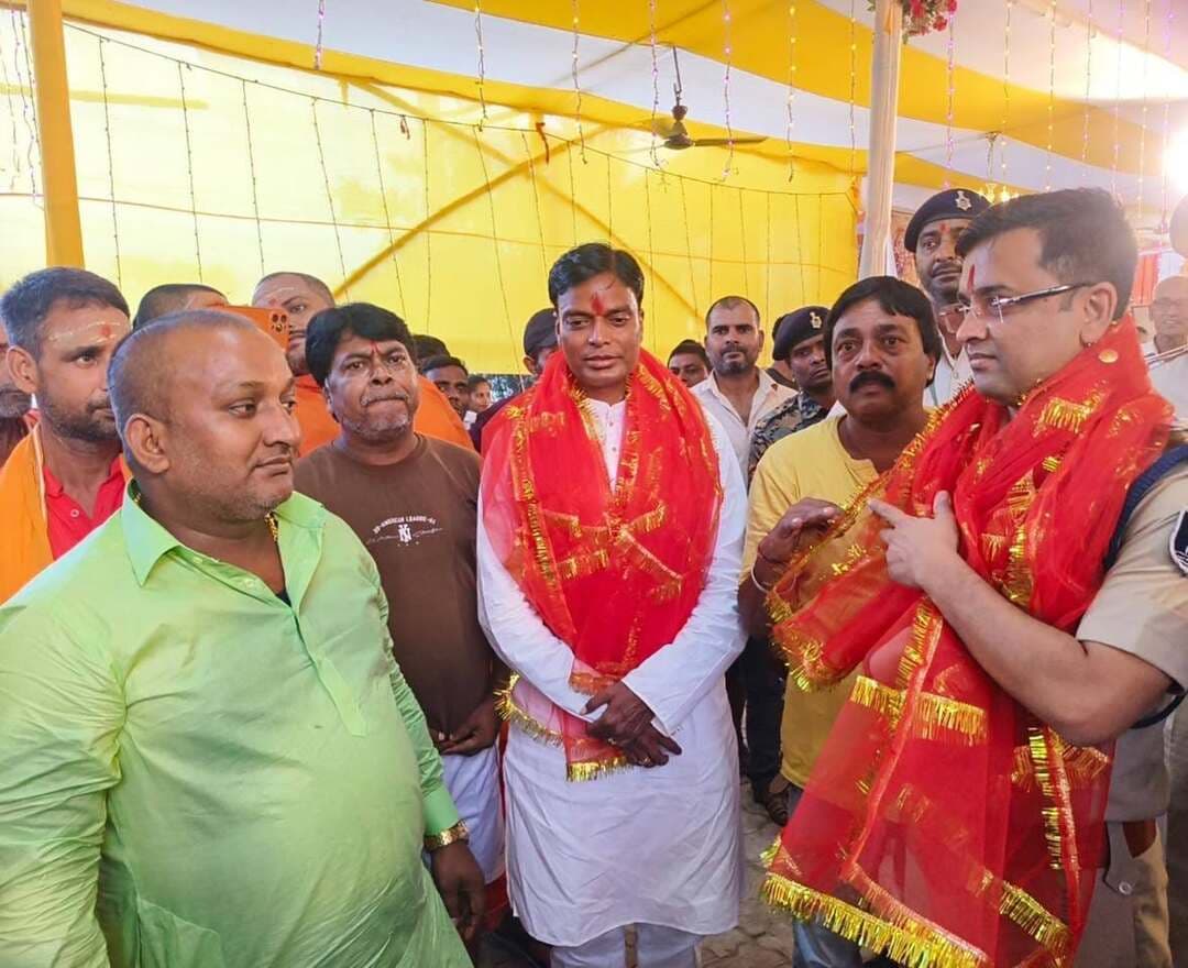 *दुर्गा पूजा के अवसर पर जिलाधिकारी एवं वरीय पुलिस अधीक्षक ने विभिन्न पूजा मंदिरों का किया भ्रमण*
*माता के मंदिर में की पूजा-अर्चना, श्रद्धालुओं की सुविधा एवं विधि-व्यवस्था बनाए रखने को लेकर प्रशासन सतर्क*
दरभंगा, 18 अक्टूबर 2026:-दुर्गा पूजा के पावन अवसर पर जिलाधिकारी, दरभंगा श्री कौशल कुमार एवं वरीय पुलिस अधीक्षक श्री जगुनाथ रड्डी जला रड्डी द्वारा जिले के विभिन्न पूजा मंदिरों का भ्रमण किया गया।
इस दौरान दोनों वरीय पदाधिकारियों ने माता के मंदिर में दर्शन कर पूजा-अर्चना की तथा जिले में सुख, शांति एवं समृद्धि की कामना की।
भ्रमण के दौरान जिलाधिकारी एवं वरीय पुलिस अधीक्षक ने दुर्गा पूजा के अवसर पर मंदिरों में श्रद्धालुओं की उपस्थिति एवं पूजा-अर्चना से संबंधित गतिविधियों का जायजा लिया।
दुर्गा पूजा के दौरान श्रद्धालुओं को किसी प्रकार की असुविधा न हो तथा पर्व का आयोजन शांतिपूर्ण एवं सौहार्दपूर्ण वातावरण में संपन्न हो, इसके लिए जिला प्रशासन एवं पुलिस प्रशासन की सक्रियता बनी हुई है।
जिलाधिकारी एवं वरीय पुलिस अधीक्षक ने पर्व के दौरान विधि-व्यवस्था बनाए रखने तथा आमजन की सुविधा सुनिश्चित करने के प्रति प्रशासन की प्रतिबद्धता पर बल दिया।
दुर्गा पूजा के अवसर पर प्रशासन द्वारा सुरक्षा एवं शांति व्यवस्था को प्राथमिकता दी जा रही है, ताकि श्रद्धालु पूरे उत्साह, श्रद्धा एवं भक्ति के साथ पूजा-अर्चना कर सकें।
इस अवसर पर संबंधित अनुमंडल पदाधिकारी, अनुमंडल पुलिस पदाधिकारी सहित अन्य संबंधित पदाधिकारीगण उपस्थित थे।
#BiharSarkar
#CMBihar
#SamratChoudhary
#CMSamrat
#MukhyamantriBihar
