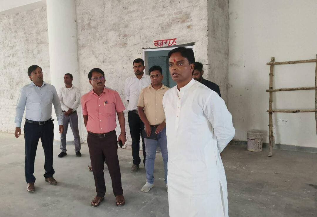 *बिहार विधान परिषद स्नातक एवं शिक्षक निर्वाचन की मतगणना की तैयारियों का जिला निर्वाचन पदाधिकारी ने लिया जायजा*
*जिला निर्वाचन पदाधिकारी सह जिलाधिकारी श्री कौशल कुमार ने नया खेल भवन स्थित बज्रगृह एवं मतगणना स्थल का किया निरीक्षण*
*निर्धारित मानकों के अनुरूप सभी तैयारियां समय पर पूर्ण करने का दिया निर्देश*
दरभंगा, 18 अक्टूबर 2026:-बिहार विधान परिषद स्नातक एवं शिक्षक निर्वाचन की मतगणना को लेकर की जा रही तैयारियों के क्रम में आज जिला निर्वाचन पदाधिकारी-सह-जिलाधिकारी, दरभंगा श्री कौशल कुमार ने नया खेल भवन स्थित बज्रगृह एवं मतगणना स्थल का निरीक्षण किया।
इस दौरान उन्होंने मतगणना कार्य के सुचारु, पारदर्शी एवं व्यवस्थित संचालन के लिए की जा रही तैयारियों का विस्तृत जायजा लिया तथा संबंधित पदाधिकारियों से विभिन्न व्यवस्थाओं के संबंध में जानकारी प्राप्त की।
निरीक्षण के दौरान जिला निर्वाचन पदाधिकारी ने मतगणना के उपरांत मतपेटिकाओं की प्राप्ति एवं जमा करने की प्रक्रिया के लिए निर्धारित रिसीविंग काउंटर के संबंध में जानकारी ली।
उन्होंने मतगणना के दिन बनाए जाने वाले टेबलों की संख्या तथा मतगणना कार्य के संचालन से संबंधित व्यवस्थाओं के बारे में भी जानकारी प्राप्त की।
उन्होंने संबंधित पदाधिकारियों से मतगणना की प्रक्रिया को व्यवस्थित ढंग से संपन्न कराने के लिए की जा रही तैयारियों की समीक्षा की।
जिला निर्वाचन पदाधिकारी ने मतगणना स्थल पर उपलब्ध स्थान, मतगणना कक्षों की व्यवस्था, आवश्यक आधारभूत सुविधाओं, प्रवेश एवं निकास मार्गों तथा सुरक्षा व्यवस्था का निरीक्षण किया।
उन्होंने यह भी जानकारी ली कि मतगणना के दौरान प्रतिनियुक्त कर्मियों एवं अन्य अधिकृत व्यक्तियों के आवागमन तथा मतगणना से संबंधित कार्यों के संचालन के लिए किस प्रकार की व्यवस्थाएं की जा रही हैं।
उन्होंने उप निर्वाचन पदाधिकारी को निर्देश दिया कि मतगणना कार्य से संबंधित सभी आवश्यक तैयारियां भारत निर्वाचन आयोग के दिशा-निर्देशों एवं निर्धारित मानकों के अनुरूप ससमय पूर्ण कर ली जाएं।
मतगणना स्थल पर आवश्यक सुविधाओं की उपलब्धता सुनिश्चित करने के साथ-साथ सभी व्यवस्थाओं की पूर्व जांच कर लेने का भी निर्देश दिया गया,ताकि मतगणना के दिन किसी प्रकार की असुविधा उत्पन्न न हो।
उन्होंने संबंधित पदाधिकारियों को आपसी समन्वय के साथ कार्य करते हुए सभी तैयारियां समयबद्ध तरीके से पूरी करने का निर्देश दिया, ताकि बिहार विधान परिषद स्नातक एवं शिक्षक निर्वाचन की मतगणना शांतिपूर्ण, निष्पक्ष एवं सुचारु रूप से संपन्न कराई जा सके।
निरीक्षण के दौरान उप निर्वाचन पदाधिकारी श्री सुरेश कुमार, कार्यपालक अभियंता, भवन निर्माण विभाग सहित संबंधित पदाधिकारी उपस्थित थे।
#BiharSarkar
#CMBihar
#SamratChoudhary
#CMSamrat
#MukhyamantriBihar