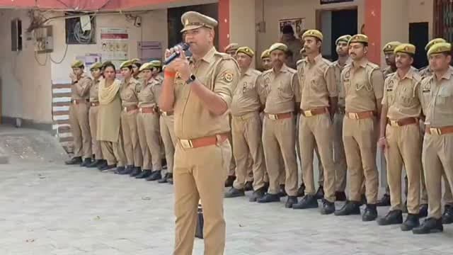 उन्नाव थाना अचलगंज पुलिस ने 68 अपराधियों को थाने बुलाया, हाथों में तख्तियां लेकर पहुंचे अपराधी अपराध न करने की ली शपथ