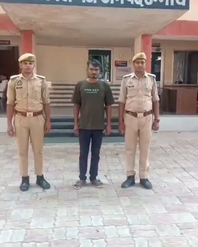 उन्नाव में हत्या के प्रयास का वांछित आरोपी गिरफ्तार, अचलगंज पुलिस ने छेरिहा मोड़ से दबोचा
मुकदमा दर्ज होने के अगले दिन पुलिस ने की कार्रवाई, गिरफ्तार आरोपी को न्यायालय में किया पेश