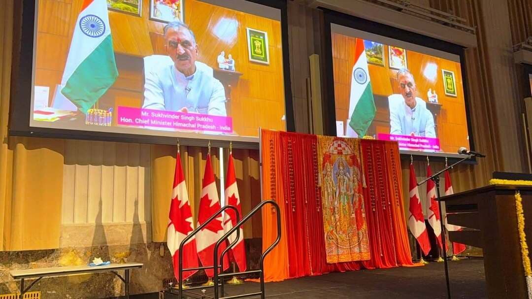 मुख्यमंत्री ने वर्चुअल माध्यम से किया संबोधित, कहा दशहरा बुराई पर अच्छाई की विजय का प्रतीक
हिमाचल प्रवासी ग्लोबल एसोसिएशन ने कनाडा में भव्यता के साथ आयोजित किया कुल्लू दशहरा
मुख्यमंत्री ठाकुर सुखविन्द्र सिंह सुक्खू ने कनाडा के ओटावा स्थित पार्लियामेंट हिल में विश्वविख्यात कुल्लू दशहरा के भव्य आयोजन के अवसर पर लोगों को वर्चुअल माध्यम से संबोधित किया। अपने वीडियो संदेश में मुख्यमंत्री ने हिमाचली प्रवासी ग्लोबल एसोसिएशन (एचपीजीए) को इस आयोजन के लिए बधाई दी। उन्होंने कहा कि विश्वभर में भारतीय प्रवासियों द्वारा जिस उत्साह और श्रद्धा के साथ भारतीय त्योहारों, संस्कृति एवं परंपराओं का सम्मान किया जाता है और उन्हें मनाया जाता है, वह भारतीय मूल्यों तथा पीढ़ियों से चली आ रही ‘विविधता में एकता’ की गौरवशाली विरासत का परिचायक है।
मुख्यमंत्री के वीडियो संदेश में दशहरा पर्व के महत्व को विशेष रूप से रेखांकित किया गया। उन्होंने कहा कि दशहरा बुराई पर अच्छाई की विजय का प्रतीक है। यह पर्व हमें सदैव सत्य और न्याय के पक्ष में निर्भीकता से खड़े रहना सिखाता है, क्योंकि बुराई चाहे कितनी भी शक्तिशाली क्यों न हो, अंततः अधर्म पर धर्म की ही विजय होती है।
हिमाचल प्रदेश की समृद्ध एवं जीवंत सांस्कृतिक विरासत को प्रदर्शित करने वाला यह भव्य समारोह कनाडा के ओटावा में आयोजित किया गया। इस कार्यक्रम की मेजबानी ऑरलियन्स की सांसद मैरी-फ्रांस लालोंद ने की, जबकि इसका आयोजन एचपीजीए द्वारा 35 से अधिक भारत-कनाडाई संगठनों के उत्साहपूर्ण सहयोग से किया गया।
मुख्यमंत्री ठाकुर सुखविन्द्र सिंह सुक्खू ने कहा कि कनाडा के प्रतिष्ठित राष्ट्रीय स्थलों में से एक पर कुल्लू दशहरा का भव्य आयोजन भारतीय प्रवासी समुदाय, विशेषकर हिमाचल से जुड़े लोगों, सामुदायिक नेताओं, संस्कृति प्रेमियों तथा गणमान्य अतिथियों को एक मंच पर लाने का महत्वपूर्ण माध्यम बना है। उन्होंने कहा कि इस विविधतापूर्ण जनसमूह की सहभागिता विश्वभर में हिमाचल प्रदेश की बढ़ती पहचान और प्रभाव को दर्शाती है। यह इस बात का प्रमाण है कि हिमाचल प्रदेश के लोगों के कौशल, प्रतिभा और नेतृत्व क्षमता को विश्वभर में सम्मान मिल रहा है। साथ ही, ऐसे आयोजन हमें प्रदेश की समृद्ध परंपराओं, सांस्कृतिक विविधता और आध्यात्मिक विरासत को अंतरराष्ट्रीय मंच पर प्रदर्शित करने का अवसर प्रदान करते हैं।
मुख्यमंत्री ने कहा कि कार्यक्रम के दौरान पारंपरिक नाटी एवं झमाकड़ा लोकनृत्यों सहित मनमोहक सांस्कृतिक प्रस्तुतियों और रामलीला के जीवंत मंचन ने समारोह को विशेष आकर्षण प्रदान किया। इन प्रस्तुतियों के माध्यम से भारत-कनाडाई समुदाय की भारतीय सांस्कृतिक विरासत और हिमाचली परंपराओं को भावी पीढ़ियों तक पहुंचाने तथा उन्हें संरक्षित एवं प्रोत्साहित करने के प्रति प्रतिबद्धता स्पष्ट रूप से झलकी।
ठाकुर सुखविन्द्र सिंह सुक्खू ने समारोह में हिमाचली अतिथि-सत्कार की परंपरा को प्रदर्शित किए जाने की भी सराहना की। इस अवसर पर अतिथियों को हिमाचल प्रदेश के पारंपरिक व्यंजन परोसे गए। विशेष रूप से पारंपरिक हिमाचली धाम ने लोगों को प्रदेश के विशिष्ट खानपान और पारंपरिक व्यंजनों से परिचित करवाया।
मुख्यमंत्री ने हिमाचली प्रवासी समुदाय को एकजुट करने, हिमाचल प्रदेश की सांस्कृतिक विरासत एवं पर्यटन को प्रोत्साहित करने तथा विश्वभर में बसे हिमाचलियों और कनाडा को अपनी कर्मभूमि बनाने वाले समुदायों के बीच सार्थक संबंध स्थापित करने के लिए एचपीजीए के प्रयासों की सराहना की।
कनाडा के प्रधानमंत्री मार्क कार्नी ने भी कुल्लू दशहरा के अवसर पर अपनी हार्दिक शुभकामनाएं दीं। उन्होंने कनाडा के बहु सांस्कृतिक स्वरूप को समृद्ध बनाने में सांस्कृतिक विविधता, सामुदायिक सहभागिता और भारत-कनाडाई समुदाय के योगदान को महत्वपूर्ण एवं मूल्यवान बताया।
एचपीजीए के निदेशक मंडल के सदस्यों भाग्य चंद्र, अरुण चौहान, विवेक नज़र, संजीव ठाकुर, आशु कालिया और पूनम गुलरिया ने हिमाचल प्रदेश की समृद्ध सांस्कृतिक विरासत को प्रोत्साहित करने, वैश्विक हिमाचली समुदाय के बीच आपसी संबंधों को सुदृढ़ बनाने तथा प्रदेश की प्राकृतिक सुंदरता, परंपराओं और मूल्यों को अंतरराष्ट्रीय मंच पर प्रदर्शित करने की प्रतिबद्धता दोहराई।
.0.