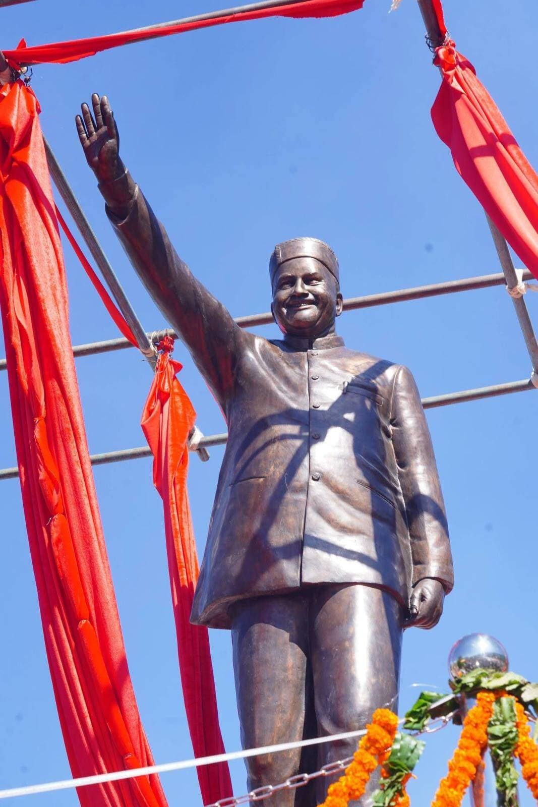 *वीरभद्र सिंह ने राजनीति में ही नहीं, प्रदेशवासियों के दिलों पर भी किया राज - मुकेश अग्निहोत्री*
*आधुनिक हिमाचल प्रदेश के निर्माता थे पूर्व मुख्यमंत्री वीरभद्र सिंह*
*वीरभद्र सिंह की राजनीतिक पाठशाला से निकले अनेक विधायक, सांसद और नेता*
*वीरभद्र सिंह और डॉ. वाई.एस. परमार के योगदान को कभी नहीं भुला सकता हिमाचल प्रदेश*
बुशहर स्पोर्ट्स कल्चर एंड एनवायरनमेंट एसोसिएशन की ओर से आयोजित विशेष कार्यक्रम में पूर्व मुख्यमंत्री स्वर्गीय वीरभद्र सिंह की प्रतिमा का अनावरण रविवार को सराहन में किया गया। इस दौरान उपमुख्यमंत्री मुकेश अग्निहोत्री बतौर मुख्यातिथि शामिल हुए जबकि शिक्षा मंत्री रोहित ठाकुर, लोक निर्माण एवं शहरी विकास मंत्री विक्रमादित्य सिंह, चेयरमैन पर्यटन विकास निगम आर एस बाली सहित अन्य गणमान्य भी उपस्थित रहे।
*बॉक्स*
इस दौरान उप मुख्यमंत्री मुकेश अग्निहोत्री ने कहा कि पूर्व मुख्यमंत्री स्वर्गीय वीरभद्र सिंह ने न केवल हिमाचल प्रदेश की राजनीति पर राज किया, बल्कि लगभग पांच दशकों तक प्रदेशवासियों के दिलों में भी अपनी विशेष जगह बनाए रखी। उन्होंने कहा कि वीरभद्र सिंह एक युगपुरुष, दूरदर्शी राजनेता और आधुनिक हिमाचल प्रदेश के निर्माता थे, जिनका प्रदेश के विकास में योगदान सदैव अविस्मरणीय रहेगा।
मुकेश अग्निहोत्री ने कहा कि वीरभद्र सिंह केवल रामपुर अथवा रोहड़ू के नेता नहीं थे, बल्कि पूरे हिमाचल प्रदेश में उनकी समान स्वीकार्यता और लोकप्रियता थी। प्रदेश के प्रत्येक क्षेत्र में लोग उनका सम्मान करते थे। चाहे ऊना, कांगड़ा और हमीरपुर हो या कुल्लू, आनी, पांगी, भरमौर तथा लाहौल-स्पीति जैसे दुर्गम क्षेत्र, हर जगह उनका विशेष प्रभाव और लोगों से आत्मीय जुड़ाव था।
उन्होंने कहा कि वीरभद्र सिंह का राजनीतिक अनुभव अत्यंत व्यापक था। उन्होंने देश के प्रथम प्रधानमंत्री पंडित जवाहरलाल नेहरू से लेकर इंदिरा गांधी, राजीव गांधी और डॉ. मनमोहन सिंह सहित अनेक प्रधानमंत्रियों के साथ काम किया। उनका राजनीतिक जीवन अनुभव, जनसेवा और विकास के प्रति समर्पण का अद्भुत उदाहरण रहा है।
*वीरभद्र सिंह की राजनीतिक पाठशाला से मिली जनसेवा की प्रेरणा*
उप मुख्यमंत्री ने अपने राजनीतिक जीवन में वीरभद्र सिंह के योगदान को याद करते हुए कहा कि उन्हें उनके मंत्रिमंडल में कार्य करने का अवसर प्राप्त हुआ, जिसे वह अपना सौभाग्य मानते हैं। उन्होंने कहा कि वीरभद्र सिंह ने ही उन्हें राजनीति में आगे बढ़ने का मार्ग दिखाया।
उन्होंने कहा, "मैं वीरभद्र सिंह की राजनीतिक पाठशाला का विद्यार्थी रहा हूं। उनकी शिक्षा और मार्गदर्शन का ही परिणाम है कि मैं पिछले 25 वर्षों से लगातार विधायक के रूप में जनता की सेवा कर रहा हूं।"
उन्होंने कहा कि वीरभद्र सिंह ने अपने लंबे राजनीतिक जीवन में अनेक विधायकों, सांसदों और नेताओं को तैयार किया। उनके नेतृत्व में राजनीति की बारीकियां सीखने वाले अनेक जनप्रतिनिधियों ने प्रदेश के विकास में महत्वपूर्ण योगदान दिया है।
मुकेश अग्निहोत्री ने ठाकुर कौल सिंह और ठाकुर रामलाल जैसे वरिष्ठ नेताओं के राजनीतिक योगदान की भी सराहना की। उन्होंने कहा कि इन नेताओं ने लंबे समय तक प्रदेश की राजनीति में महत्वपूर्ण भूमिका निभाई और कई विधानसभा चुनाव जीतकर जनता का विश्वास अर्जित किया। उनका राजनीतिक अनुभव नई पीढ़ी के नेताओं के लिए प्रेरणास्रोत है।
*रामपुर और रोहड़ू क्षेत्र के विकास में वीरभद्र सिंह की दूरदर्शिता का अहम योगदान*
उप मुख्यमंत्री ने कहा कि रामपुर और रोहड़ू क्षेत्र में हुए अभूतपूर्व विकास कार्य वीरभद्र सिंह की दूरदर्शी सोच का प्रमाण हैं। उन्होंने कहा कि एक समय ऐसा भी था जब प्रदेश की राजनीति के सभी रास्ते रोहड़ू की ओर जाते थे। वीरभद्र सिंह का राजनीतिक प्रभाव और जनाधार इतना व्यापक था कि प्रदेश की राजनीति में उनकी केंद्रीय भूमिका रही।
उन्होंने कहा कि वीरभद्र सिंह ने रामपुर से विधानसभा चुनाव नहीं लड़ा, लेकिन इस क्षेत्र के विकास में उनका योगदान अत्यंत महत्वपूर्ण रहा। रामपुर और आसपास के क्षेत्रों में स्थापित जलविद्युत परियोजनाएं, सड़कों का विस्तार तथा आधारभूत ढांचे का विकास उनकी दूरदर्शी सोच का परिणाम है।
उन्होंने कहा कि आज रामपुर और इसके आसपास के क्षेत्रों में दिखाई देने वाला विकास वीरभद्र सिंह की विकासपरक नीतियों और पहाड़ी क्षेत्रों को मुख्यधारा से जोड़ने के संकल्प को दर्शाता है।
उन्होंने कहा कि वीरभद्र सिंह ने प्रदेश के दूरदराज और जनजातीय क्षेत्रों के विकास को भी विशेष प्राथमिकता दी। उनकी सोच थी कि विकास का लाभ हिमाचल प्रदेश के प्रत्येक व्यक्ति और प्रत्येक क्षेत्र तक पहुंचे।
*डॉ. परमार ने हिमाचल बनाया, वीरभद्र सिंह ने दिया आधुनिक स्वरूप*
मुकेश अग्निहोत्री ने कहा कि हिमाचल प्रदेश के इतिहास में दो महान नेताओं के योगदान को कभी नहीं भुलाया जा सकता। इनमें हिमाचल निर्माता डॉ. वाई.एस. परमार और आधुनिक हिमाचल के निर्माता वीरभद्र सिंह शामिल हैं।
उन्होंने कहा कि यदि डॉ. वाई.एस. परमार नहीं होते तो हिमाचल प्रदेश का गठन संभव नहीं हो पाता और यदि वीरभद्र सिंह नहीं होते तो आज हिमाचल प्रदेश का जो विकसित और आधुनिक स्वरूप दिखाई देता है, उसकी कल्पना करना कठिन होता।
उन्होंने कहा कि वीरभद्र सिंह ने शिक्षा, स्वास्थ्य, सड़क, बिजली और अन्य आधारभूत सुविधाओं के विस्तार के माध्यम से हिमाचल प्रदेश को विकास की नई ऊंचाइयों तक पहुंचाने में महत्वपूर्ण भूमिका निभाई।
*गरीब और जरूरतमंद की सेवा हमेशा रही सर्वोच्च प्राथमिकता*
उप मुख्यमंत्री ने कहा कि वीरभद्र सिंह राजनीति के कुशल रणनीतिकार होने के साथ-साथ संवेदनशील जन नेता भी थे। उन्होंने लगभग पांच दशकों तक प्रदेश की राजनीति को दिशा दी, लेकिन उनके राजनीतिक जीवन का मूल उद्देश्य गरीब, कमजोर और जरूरतमंद वर्गों की सेवा करना रहा।
उन्होंने कहा कि गरीबों का कल्याण और समाज के अंतिम व्यक्ति तक विकास का लाभ पहुंचाना वीरभद्र सिंह के एजेंडे में हमेशा सर्वोपरि रहा। यही कारण है कि आज भी प्रदेश के लाखों लोग उन्हें आदर और सम्मान के साथ याद करते हैं।
*वीरभद्र सिंह की विरासत को संजोने के लिए प्रतिबद्ध प्रदेश सरकार*
मुकेश अग्निहोत्री ने कहा कि प्रदेश सरकार पूर्व मुख्यमंत्री वीरभद्र सिंह के योगदान और उनकी महान विरासत का पूरा सम्मान करती है। उन्होंने कहा कि हिमाचल प्रदेश सरकार ने शिमला के ऐतिहासिक रिज मैदान पर उनकी आदमकद प्रतिमा स्थापित कर उन्हें सम्मान दिया है।
उन्होंने कहा कि रिज मैदान पर देश और प्रदेश की महान विभूतियों की प्रतिमाएं स्थापित हैं और वीरभद्र सिंह का स्थान भी उन्हीं महान व्यक्तित्वों के बीच है।
उन्होंने कहा कि प्रदेश में वीरभद्र सिंह की आदमकद प्रतिमाओं की स्थापना उनके प्रति जनता के अटूट सम्मान और स्नेह का प्रतीक है।
उप मुख्यमंत्री ने कहा कि वीरभद्र सिंह ऐसे जन नेता थे जिन्हें कभी भुलाया नहीं जा सकता। वह हिमाचल प्रदेश के इतिहास और प्रदेशवासियों के दिलों में सदैव जीवित रहेंगे।
उन्होंने कहा कि वर्तमान प्रदेश सरकार वीरभद्र सिंह के दिखाए मार्ग पर आगे बढ़ते हुए हिमाचल प्रदेश के सर्वांगीण विकास और जनकल्याण के लिए प्रतिबद्ध है। उनके आदर्श, विचार और दूरदर्शी सोच आने वाली पीढ़ियों को भी जनसेवा के लिए प्रेरित करते रहेंगे।
------
*वीरभद्र सिंह के नेतृत्व में हिमाचल ने विकास के नए आयाम स्थापित किए - रोहित ठाकुर*
शिक्षा मंत्री रोहित ठाकुर ने कहा कि पूर्व मुख्यमंत्री स्वर्गीय वीरभद्र सिंह हिमाचल प्रदेश के गौरव थे, जिन्होंने अपने लंबे राजनीतिक जीवन में जनकल्याणकारी नीतियों के माध्यम से प्रदेश के विकास को नई दिशा प्रदान की। उनके नेतृत्व और दूरदर्शी सोच का ही परिणाम है कि कभी विकास के मामले में पिछड़े पहाड़ी राज्यों में गिने जाने वाले हिमाचल प्रदेश की आज एक विकास मॉडल के रूप में पहचान है।
उन्होंने कहा कि हिमाचल प्रदेश के निर्माण और विकास में डॉ. वाई.एस. परमार, ठाकुर रामलाल और वीरभद्र सिंह जैसे महान नेताओं का अतुलनीय योगदान रहा है। इन नेताओं की दूरदर्शिता, जनसेवा की भावना और विकासपरक नीतियों के कारण ही प्रदेश वर्तमान स्थिति तक पहुंचा है।
रोहित ठाकुर ने कहा कि वर्ष 2003 में जब वह और मुकेश अग्निहोत्री पहली बार विधायक बने थे, उस समय वीरभद्र सिंह प्रदेश के मुख्यमंत्री थे। उन्हें वीरभद्र सिंह का वह मूल मंत्र आज भी याद है, जिसमें वह *‘सर्वत्र हिमाचल, सर्वत्र विकास’* की भावना पर जोर देते थे। उन्होंने कहा कि यही सोच कांग्रेस सरकार की विकास नीति का आधार रही है और इसी दृष्टिकोण के साथ प्रदेश निरंतर आगे बढ़ रहा है।
*महान नेताओं की स्मृतियों को संजोना हमारा नैतिक दायित्व*
शिक्षा मंत्री ने कहा कि कोई भी व्यक्ति अमर नहीं होता, लेकिन समाज और प्रदेश के निर्माण में महत्वपूर्ण योगदान देने वाले महान नेताओं के विचार और आदर्श हमेशा जीवित रहते हैं। ऐसे जननायकों का स्मरण करना और उनकी विरासत को आगे बढ़ाना हम सभी का नैतिक दायित्व है।
उन्होंने कहा कि वीरभद्र सिंह जैसे नेताओं ने हिमाचल प्रदेश को एक विशिष्ट पहचान दिलाई है। डॉ. वाई.एस. परमार के समय से लेकर वीरभद्र सिंह के कार्यकाल तक प्रदेश ने विकास के विभिन्न पड़ाव तय किए और अपनी अलग पहचान बनाई। समय के साथ परिवर्तन आवश्यक है, लेकिन विकास की मूल भावना, सिद्धांतों और जनकल्याण के प्रति प्रतिबद्धता से समझौता नहीं किया जाना चाहिए।
रोहित ठाकुर ने कहा कि यदि हम अपने महान नेताओं की विचारधारा से दूर हो जाएंगे, तो हिमाचल प्रदेश की विशिष्ट पहचान भी प्रभावित होगी। इसलिए उनके आदर्शों और सिद्धांतों को आत्मसात करते हुए प्रदेश के विकास के लिए निरंतर कार्य करना आवश्यक है।
*लोक निर्माण विभाग में वर्तमान सरकार के कार्यकाल में हुए महत्वपूर्ण कार्य*
शिक्षा मंत्री ने लोक निर्माण मंत्री विक्रमादित्य सिंह के प्रयासों की सराहना करते हुए कहा कि वह अपने विभाग में अच्छा कार्य कर रहे हैं। उन्होंने कहा कि केंद्रीय सड़क निधि (सीआरएफ), प्रधानमंत्री ग्राम सड़क योजना (पीएमजीएसवाई) सहित विभिन्न योजनाओं के तहत सड़क अधोसंरचना को मजबूत करने के लिए महत्वपूर्ण कार्य किए जा रहे हैं।
उन्होंने कहा कि लोक निर्माण विभाग को वर्तमान सरकार के कार्यकाल में उल्लेखनीय स्वीकृतियां और बजट आवंटन प्राप्त हुए हैं। इसका उदाहरण देते हुए उन्होंने बताया कि हाल ही में झाकड़ी क्षेत्र के लिए लगभग 127 करोड़ रुपये की राशि से संबंधित स्वीकृति प्राप्त हुई है, जो क्षेत्र के विकास की दृष्टि से महत्वपूर्ण है।
रोहित ठाकुर ने कहा कि सड़कें प्रदेश की अर्थव्यवस्था, ग्रामीण संपर्क और पर्यटन विकास की आधारशिला हैं। दुर्गम पहाड़ी क्षेत्रों में बेहतर सड़क नेटवर्क विकसित होने से लोगों को शिक्षा, स्वास्थ्य और अन्य आवश्यक सुविधाओं तक पहुंच बनाने में सहायता मिलती है। शिक्षा मंत्री ने कार्यक्रम के आयोजकों, युवा नेता राहुल सैनी, मंडल कांग्रेस के पदाधिकारियों और सभी सहयोगियों को इस आयोजन के लिए बधाई दी। उन्होंने कहा कि ऐसे कार्यक्रम महान नेताओं के योगदान को याद करने और उनकी विचारधारा को नई पीढ़ी तक पहुंचाने का महत्वपूर्ण माध्यम हैं। उन्होंने लोक निर्माण मंत्री विक्रमादित्य सिंह, पूर्व सांसद प्रतिभा सिंह तथा कार्यक्रम में उपस्थित सभी लोगों का आभार व्यक्त किया। उन्होंने विश्वास जताया कि वीरभद्र सिंह सहित प्रदेश के महान नेताओं द्वारा दिखाए गए मार्ग पर चलते हुए हिमाचल प्रदेश विकास और जनकल्याण के क्षेत्र में निरंतर आगे बढ़ता रहेगा। शिक्षा मंत्री ने सभी लोगों से महान नेताओं के आदर्शों को अपनाने और हिमाचल प्रदेश की विकास यात्रा को आगे बढ़ाने का संकल्प लेने का आह्वान किया।
-----
*बॉक्स*
*पूरा हिमाचल प्रदेश वीरभद्र सिंह की कर्मस्थली और जन्मभूमि रहा - विक्रमादित्य सिंह*
इस अवसर पर लोक निर्माण एवं शहरी विकास मंत्री विक्रमादित्य सिंह ने कहा कि वीरभद्र सिंह को किसी विशेष स्थान तक सीमित नहीं किया जा सकता। पूरा हिमाचल प्रदेश उनकी कर्मस्थली और जन्मभूमि रहा है। उन्होंने कहा कि वीरभद्र सिंह मां भीमाकाली को सदैव अपनी आराध्य शक्ति मानते थे और अपने लंबे राजनीतिक जीवन में अनेक उतार-चढ़ाव के बावजूद मां भीमाकाली का आशीर्वाद लेते रहे।
उन्होंने कहा कि मां भीमाकाली के प्रांगण में वीरभद्र सिंह की प्रतिमा का अनावरण सभी लोगों की सामूहिक भावना थी। उनकी जन्मस्थली सराहन में इस प्रतिमा का अनावरण उनके प्रति सच्ची श्रद्धांजलि है। उन्होंने कहा कि अष्टमी का दिन इस आयोजन के लिए सबसे उपयुक्त था, क्योंकि मुख्यमंत्री रहते हुए भी वीरभद्र सिंह प्रदेश के किसी भी कोने में हों, अष्टमी के दिन मां भीमाकाली का आशीर्वाद लेने सराहन अवश्य आते थे।
विक्रमादित्य सिंह ने कहा कि वीरभद्र सिंह ने अपने पूरे कार्यकाल में हिमाचल प्रदेश का चौमुखी विकास सुनिश्चित किया। वह छः बार प्रदेश के मुख्यमंत्री रहे और उनके नेतृत्व में विकास की मजबूत नींव रखी गई। उन्होंने कहा कि आने वाले समय में वीरभद्र सिंह की सोच को आगे बढ़ाते हुए हिमाचल प्रदेश के हर क्षेत्र का विकास किया जाएगा। विशेष रूप से रामपुर विधानसभा क्षेत्र और आसपास के क्षेत्रों के विकास को आगे ले जाना सभी का दायित्व है।
*रामपुर विधानसभा क्षेत्र में सड़क विकास कार्य प्रगति पर*
लोक निर्माण मंत्री ने कहा कि रामपुर विधानसभा क्षेत्र में लोक निर्माण विभाग सहित सभी विभागों के माध्यम से अनेक विकास कार्य किए जा रहे हैं। उनका प्रयास रहा है कि प्रदेश सरकार और केंद्र सरकार की योजनाओं का अधिकतम लाभ क्षेत्र को मिले तथा अधिक से अधिक सड़कों का उन्नयन किया जाए।
उन्होंने बताया कि प्रधानमंत्री ग्राम सड़क योजना के तहत रामपुर विधानसभा क्षेत्र के विभिन्न इलाकों में लगभग 250 करोड़ रुपये की लागत से सड़क उन्नयन के कार्य चल रहे हैं। इन कार्यों से ग्रामीण क्षेत्रों में संपर्क सुविधा बेहतर होगी और लोगों को शिक्षा, स्वास्थ्य तथा अन्य आवश्यक सेवाओं तक पहुंचने में सुविधा मिलेगी।
विक्रमादित्य सिंह ने कहा कि झाकड़ी के ब्रॉनी खड्ड पर पुल निर्माण की मांग लंबे समय से लंबित थी। उन्होंने कई बार दिल्ली जाकर केंद्रीय सड़क परिवहन एवं राजमार्ग मंत्री नितिन गडकरी से इस विषय में सहयोग का आग्रह किया। उन्होंने कहा कि पिछले दिन उनके जन्मदिन के अवसर पर रामपुर विधानसभा क्षेत्र को यह शुभ उपहार मिला और पुल निर्माण के लिए 127 करोड़ रुपये स्वीकृत किए गए।
उन्होंने कहा कि हिमाचल प्रदेश के हितों को दलगत राजनीति से ऊपर उठकर केंद्र सरकार के समक्ष मजबूती से रखना उनका दायित्व है। प्रदेश के विकास के लिए वह निरंतर इसी भावना के साथ कार्य करते रहेंगे।
----
*बॉक्स*
*युग पुरुष को हमेशा याद रखा जाएगा - आर एस बाली*
हिमाचल प्रदेश पर्यटन विकास निगम के चेयरमैन आर एस बाली ने कहा कि इतिहास के पन्नों में पूर्व मुख्यमंत्री स्वर्गीय वीरभद्र सिंह की प्रतिमा का अनावरण लिखा जाएगा। उन्होंने प्रदेश के हर वर्ग के लिए हमेशा अपना जीवन दिया है। उन्होंने स्वर्गीय वीरभद्र सिंह को हिमाचल प्रदेश का युगपुरुष बताते हुए कहा कि उन्होंने अपना जीवन प्रदेश की सेवा और विकास के लिए समर्पित किया। उनका योगदान सदियों तक याद रखा जाएगा और आने वाली पीढ़ियां उनसे प्रेरणा लेती रहेंगी।
उन्होंने कहा कि पूर्व मुख्यमंत्री स्वर्गीय वीरभद्र सिंह ने समाज के अंतिम व्यक्ति तक विकास का लाभ पहुंचाने का प्रयास किया। उन्होंने हर बुजुर्ग, महिला, युवा और बच्चे की समस्याओं को अपनी समस्या समझा तथा जनसेवा को सर्वोच्च प्राथमिकता दी। हिमाचल प्रदेश के विकास में उनके योगदान को हमेशा सम्मान के साथ याद किया जाएगा।
आर एस बाली ने प्रतिभा सिंह का आभार व्यक्त करते हुए लोक निर्माण मंत्री विक्रमादित्य सिंह तथा समारोह में उपस्थित सभी वरिष्ठ नेताओं और जनप्रतिनिधियों का स्वागत किया। उन्होंने कहा कि वीरभद्र सिंह की विचारधारा, जनसेवा की भावना और विकास की विरासत को आगे बढ़ाना सभी की जिम्मेदारी है।
उन्होंने विश्वास जताया कि लोक निर्माण मंत्री विक्रमादित्य सिंह भी उनके पदचिन्हों पर चलते हुए प्रदेश की सेवा करेंगे।
*यह रहे मौजूद*
पूर्व सांसद एवं पूर्व प्रदेश अध्यक्ष कांग्रेस प्रतिभा सिंह, विधायक कुलदीप सिंह राठौर, विधायक मोहन लाल ब्राक्टा, प्रदेश कांग्रेस सह प्रभारी विदित चौहान, हिमफैड चेयरमैन महेश्वर चौहान, पूर्व मंत्री कौल सिंह ठाकुर, पूर्व मंत्री राम लाल ठाकुर, पूर्व सीपीएस नीरज भारती, पूर्व यूथ कांग्रेस कमेटी अध्यक्ष मोनिका भारती, पूर्व विधायक किशोरी लाल, पूर्व जिला परिषद अध्यक्ष चंद्र प्रभा नेगी, जैनब चंदेल, अध्यक्ष एससी डिपार्टमेंट रमेश चौहान, युवा नेता विकास कल्टा, निदेशक पर्यटन निगम यशपाल सोनी, जिला परिषद सदस्य सुरेंद्र रेटका, जिला परिषद सदस्य रौनी राणा, जिला परिषद सदस्य अनुराधा, निदेशक कैलाश फेडरेशन त्रिलोक भूलनी, पूर्व यूथ कांग्रेस अध्यक्ष निगम भंडारी, महेंद्र स्तान, स्थानीय नेता बृज लाल, डॉ अमरीन कौर सेखों, जिलाध्यक्ष कांग्रेस कमेटी हरि किशन हिमराल, ब्लॉक कांग्रेस कमेटी अध्यक्ष लाल चंद शर्मा, जय सिंह मेहता, संजीव सोनी, शेर सिंह, राहुल सोनी, दीपक सूद सहित कई गणमान्य मौजूद रहे।
-०-