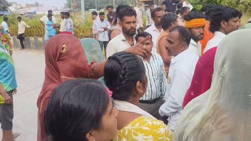 🚨 सुवासरा चाकूबाजी मामला: घायल विक्रम बंजारा की मां ने की आरोपियों की दुकानें तोड़ने की मां चाकूबाजी की घटना में गंभीर रूप से घायल विक्रम बंजारा की मां ने आरोपियों की दुकानें तोड़ने की मांग उठाई। घटना के बाद मामले को लेकर आक्रोश का माहौल है।
