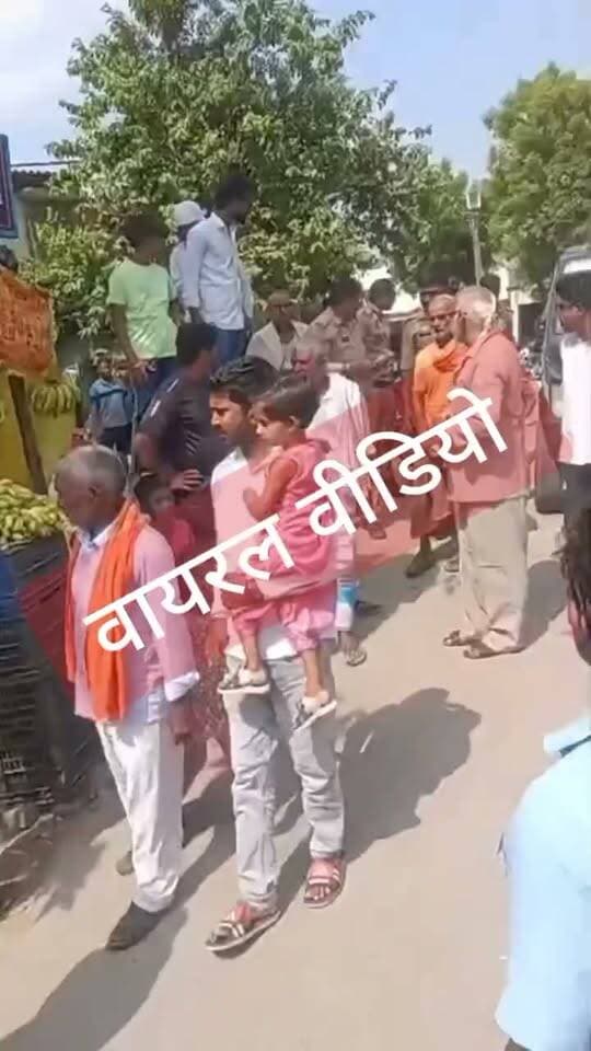🚨 महराजगंज ब्रेकिंग न्यूज़
📍 सोहरौना तिवारी: फल विक्रेता राजू मद्धेशिया के साथ पुलिसकर्मियों पर अभद्र गाली-गलौज और जबरन गाड़ी में बैठाने की कोशिश का आरोप लगा है। मामले की निष्पक्ष जांच कर सच्चाई सामने लाने और दोषियों पर कार्रवाई की मांग उठ रही है।
⚖️ आरोपों की पुष्टि होना बाकी है। राजू को न्याय मिले!
हम इस वायरल वीडियो की पुष्टि नहीं करते हैं |
Public maharajganj
#Maharajganj #सोहरौनातिवारी #राजूमद्धेशिया #UPPolice #everyone #followers #BreakingNews #न्यायकीमांग #PublicMaharajganj