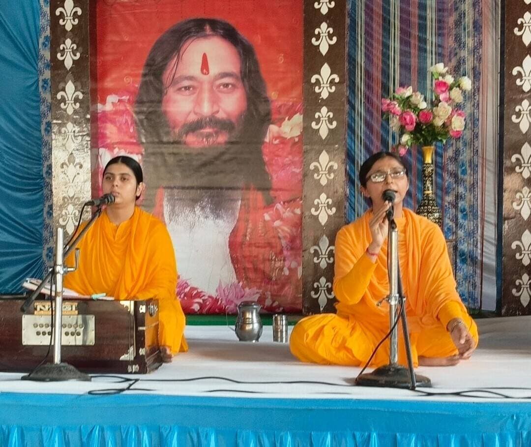 संसार और गृहस्थ में भी जीवन मुक्ति प्रदान करती है गुरु भक्तिः साध्वी भावना भारती जी
जगाधरी। हनुमान गेट स्थित दिव्य ज्योति जाग्रति संस्थान आश्रम में साप्ताहिक सत्संग एवं भजन संकीर्तन का आयोजन किया गया, जिसके दौरान परम पूजनीय दिव्य गुरु आशुतोष महाराज जी की शिष्या साध्वी सुश्री भावना भारती जी ने अपनी ओजस्वी वाणी के माध्यम से संसार की आसक्ति और गुरु की भक्ति के गूढ़ आध्यात्मिक रहस्य को उजागर किया। साध्वी जी ने बताया कि मनुष्य संसार में रहते हुए अपने परिवार, संबंधों, धन-संपत्ति और भौतिक सुख-सुविधाओं से इस प्रकार आसक्त हो जाता है कि धीरे-धीरे यही आसक्ति उसके जीवन का केंद्र बन जाती है। संसार का कोई भी व्यक्ति अथवा वस्तु अपने आप में बंधन नहीं हैं अपितु उनके प्रति मन में उत्पन्न होने वाला अत्यधिक मोह और उनमें स्थायी सुख खोजने की प्रवृत्ति मनुष्य को मानसिक एवं आध्यात्मिक बंधनों में जकड़ लेती है। मनुष्य संसार के कार्यों में इतना उलझ जाता है कि वह अपने वास्तविक स्वरूप और जीवन के परम उद्देश्य को ही विस्मृत कर बैठता है। साध्वी भावना भारती जी ने समझाया कि संसार में रहते हुए आसक्ति के बंधनों से मुक्त होना ही वास्तविक आध्यात्मिक उपलब्धि है। जिस प्रकार कमल का पुष्प जल में रहकर भी उससे निर्लिप्त रहता है, उसी प्रकार मनुष्य भी अपने कर्तव्यों का निर्वहन करते हुए आसक्ति से मुक्त जीवन जी सकता है यदि उसके जीवन में गुरु भक्ति रूपी सूर्य उदित हो जाए। जैसे कमल पुष्प सूर्य से नाता बनाए रखता है इसी प्रकार गुरु रूपी सूर्य से संबंध होने पर संसार में रहते हुए भी मन के बंधन टूट जाते हैं और हमें जीवन मुक्ति का सहज मार्ग प्राप्त होता है। जब सद्गुरु की कृपा से ब्रह्मज्ञान के द्वारा मनुष्य को अपने वास्तविक स्वरूप का बोध होता है, तब उसकी दृष्टि बदलने लगती है। वह संसार के संबंधों को मोह का आधार बनाने के स्थान पर सेवा, निःस्वार्थ प्रेम और कर्तव्य की भावना से निभाना सीखता है। गुरु अपने तपोबल के द्वारा शिष्य को भीतर से आत्मिक संबल प्रदान करता है जिससे शिष्य प्रत्येक अवस्था में शांत चित्त एवं सहज रहता है। निरंतर गुरु आज्ञा में सत्संग, सेवा, साधना, सुमिरन के दिव्य मार्ग पे चलते हुए शिष्य का विवेक जागृत हो जाता है जिससे वह नश्वर संसार के बीच रहते हुए भी शाश्वत सत्य से अपना संबंध स्थापित कर पाता है। साध्वी जी ने स्पष्ट किया कि जीवन मुक्ति का अर्थ संसार से पलायन करना नहीं, अपितु जीवन रहते हुए ही अज्ञान, अहंकार, मोह और आसक्ति के बंधनों से मुक्त हो जाना है। जब मनुष्य का मन परमात्मा में स्थिर होने लगता है, तब बाहरी परिस्थितियाँ उसके आंतरिक सुख और शांति को विचलित नहीं कर पातीं। वह परिवार और समाज के प्रति अपने दायित्वों को निभाते हुए भी भीतर से स्वतंत्र, शांत और आनंदमय जीवन जी सकता है। उन्होंने प्रेरित किया कि मनुष्य को अपने जीवन में गुरु भक्ति को स्थान देना चाहिए, क्योंकि गुरु की भक्ति केवल बाहरी श्रद्धा तक सीमित नहीं होती, अपितु यह जीवन की दिशा और दृष्टि को परिवर्तित करने वाली साधना है। जब मनुष्य गुरु के बताए मार्ग पर चलकर अपने भीतर के सत्य को जान लेता है, तब संसार में रहते हुए भी उसके लिए मुक्ति का द्वार खुल जाता है। विश्व शांति की प्रार्थना हेतु सामूहिक ध्यान साधना के साथ कार्यक्रम का समापन किया गया।