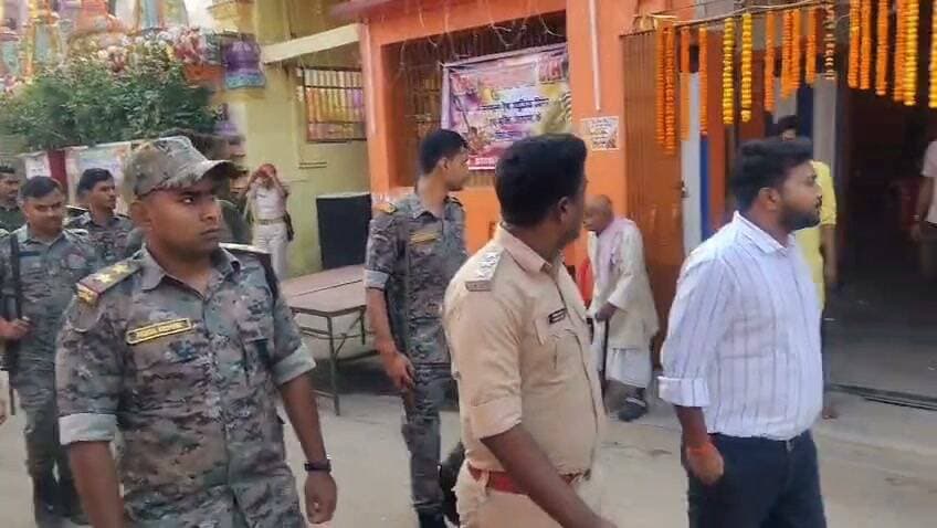 दुर्गा पूजा-2026 के मद्देनजर रजौली, मेसकौर एवं सिरदला प्रखंड क्षेत्रों में निकाला गया फ्लैग मार्च
सनोज कुमार संगम
दुर्गा पूजा (दशहरा)-2026 के अवसर पर क्षेत्र में शांति, विधि-व्यवस्था एवं सुरक्षा व्यवस्था बनाए रखने तथा आमजनों में सुरक्षा एवं विश्वास का वातावरण स्थापित करने के उद्देश्य से आज अनुमंडल पदाधिकारी, रजौली श्री स्वतंत्र कुमार सुमन के नेतृत्व में रजौली, मेसकौर एवं सिरदला प्रखंड क्षेत्रों में फ्लैग मार्च निकाला गया।
फ्लैग मार्च के माध्यम से आमजनों को शांतिपूर्ण एवं सौहार्दपूर्ण वातावरण में त्योहार मनाने का संदेश दिया गया। इस दौरान संबंधित क्षेत्रों में विधि-व्यवस्था बनाए रखने तथा सुरक्षा व्यवस्था को सुदृढ़ रखने के प्रति प्रशासन की प्रतिबद्धता प्रदर्शित की गई।
जिला प्रशासन द्वारा आमजनों से अपील की गई है कि वे दुर्गा पूजा का त्योहार आपसी भाईचारे, प्रेम एवं सौहार्द के साथ मनाएं तथा शांति एवं विधि-व्यवस्था बनाए रखने में प्रशासन का सहयोग करें। किसी भी प्रकार की अफवाह पर ध्यान न दें और भ्रामक सूचना मिलने पर इसकी सूचना तत्काल प्रशासन को दें।