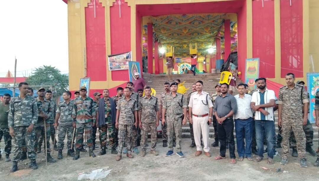 गोड्डा: दुर्गा पूजा के शुभ अवसर पर शांति व्यवस्था बनाए रखने को लेकर ललमटिया प्रशासन के द्वारा फ्लैग मार्च निकाला गया।
उपस्थित थाना प्रभारी रौशन कुमार, इंस्पेक्टर वीरेन्द्र पासवान व शास्त्र बल शामिल।