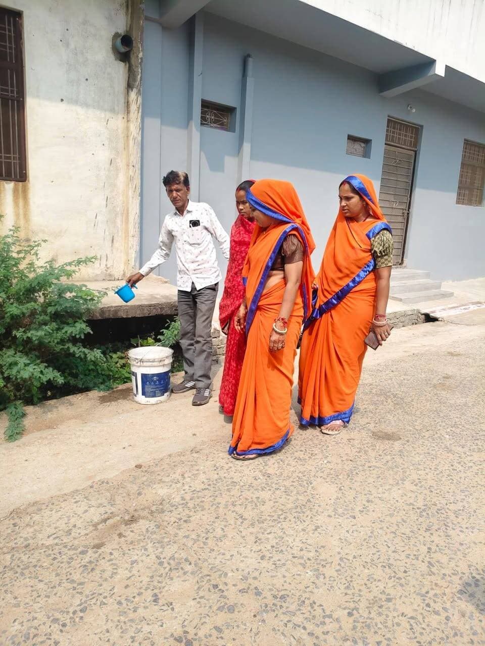 वार्ड क्रमांक 13 में मलेरिया एवं डेंगू नियंत्रण हेतु सर्वे
----
कलेक्टर सुश्री शीला दाहिमा के मार्गदर्शन एवं जिला मलेरिया अधिकारी डॉ एसएन बिंदल के निर्देशन में स्वास्थ्य विभाग की टीम द्वारा वार्ड क्रमांक 13 में मलेरिया निरीक्षक श्री श्यामलाल बाथम के नेतृत्व में मलेरिया टीम द्वारा मलेरिया एवं डेंगू नियंत्रण हेतु त्वरित कार्यवाही की गई।
कार्यवाही के दौरान टीम द्वारा 61 घरों में लार्वा सर्वे किया गया, जिसमें 03 कंटेनर लार्वा पॉजिटिव पाए गए। टीम द्वारा अपनी निगरानी में इन कंटेनरों को खाली कर लार्वा नष्ट कराया गया। इसके अतिरिक्त 148 कमरों में पाइरेथ्रम घोल का स्पेस स्प्रे किया गया। घरों के आसपास पानी से भरे गड्ढों, खाली प्लॉटों एवं नालियों में भी कीटनाशक दवा का घोल डाला गया।
इस दौरान नागरिकों को मच्छरों से बचाव के लिए जागरूक करते हुए समझाइश दी गई कि वे पूरी आस्तीन के कपड़े पहनें, सोते समय मच्छरदानी का उपयोग करें तथा घरों के आसपास पानी जमा न होने दें। पानी से भरे गड्ढों एवं अन्य स्थानों से जल निकासी सुनिश्चित करें। जहां जल निकासी संभव न हो, वहां संबंधित स्वास्थ्य विभाग की सलाह के अनुसार उचित उपाय अपनाएं तथा पानी जमा होने वाले स्थानों की नियमित सफाई करें।
स्वास्थ्य विभाग ने अपील की है कि डेंगू एवं मलेरिया से बचाव के लिए अपने घरों और आसपास पानी जमा न होने दें, कूलर एवं पानी के पात्रों की नियमित सफाई करें तथा बुखार आने पर तत्काल नजदीकी स्वास्थ्य केंद्र में जांच एवं उपचार कराएं।
-
CM Madhya Pradesh
Jansampark Madhya Pradesh
#JansamparkMP
#sheopur