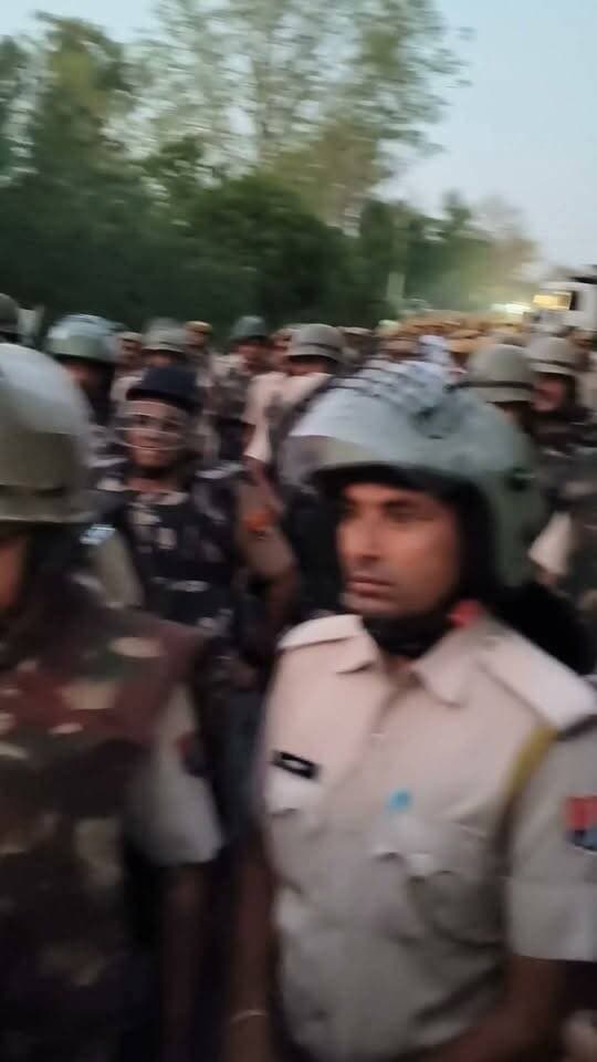 पुलिस नाकाम
नाका तोड़ा