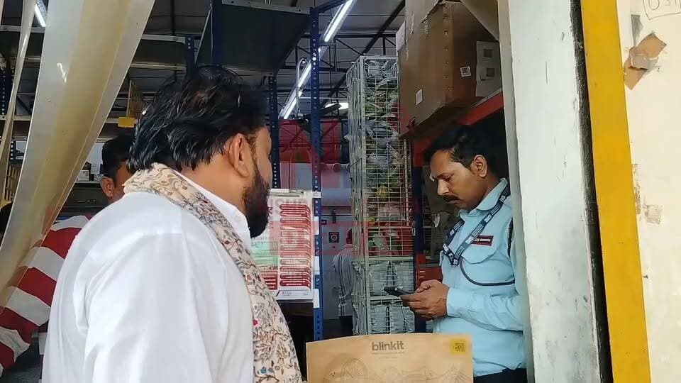 फतेहपुर में ‘हैप्पी नवरात्रि’ लिखे पैकेट में मांस होने का दावा, पटेल नगर में हंगामा
हिंदू संगठनों ने जताया विरोध, पुलिस और खाद्य सुरक्षा विभाग की टीम ने शुरू की जांच
पैकेट की पैकिंग से लेकर खाद्य सामग्री तक की जांच की मांग, प्रशासनिक कार्रवाई पर टिकी निगाहें
फतेहपुर | 18 अक्टूबर 2026 | ND NEWS, दैनिक निष्पक्ष धारा
फतेहपुर। शहर के पटेल नगर चौराहे के निकट खाद्य सामग्री की डिलीवरी से जुड़े एक मामले को लेकर रविवार को विवाद खड़ा हो गया। आरोप है कि ‘Happy Navratri’ लिखे पैकेट में मांसयुक्त खाद्य सामग्री पहुंचाई गई। जानकारी मिलने पर विश्व हिंदू परिषद, बजरंग दल समेत कुछ हिंदू संगठनों के कार्यकर्ताओं ने मौके पर पहुंचकर विरोध जताया। सूचना के बाद पुलिस और खाद्य सुरक्षा विभाग के अधिकारी भी मौके पर पहुंचे और मामले की जांच शुरू की। हालांकि, पैकेट की सामग्री, डिलीवरी की परिस्थितियों और कथित अनियमितता की स्वतंत्र आधिकारिक पुष्टि अभी सामने नहीं आई है।
पैकेट पर लिखे संदेश को लेकर उठा विवाद
प्राप्त जानकारी के अनुसार, संबंधित पैकेट पर ‘Happy Navratri’ लिखा होने की बात कही जा रही है। इसी को लेकर संगठनों ने आपत्ति जताई और खाद्य सामग्री की पहचान तथा पैकेजिंग की जांच कराने की मांग की। मामले में यह स्पष्ट होना बाकी है कि पैकेट पर संदेश किसने छापा, खाद्य सामग्री किस प्रतिष्ठान से आई और डिलीवरी किस प्रक्रिया के तहत की गई।
पुलिस और खाद्य सुरक्षा विभाग से जांच की अपेक्षा
मौके पर पहुंचे अधिकारियों से अपेक्षा है कि वे खाद्य सामग्री के नमूने, पैकेजिंग, बिल, ऑर्डर विवरण और संबंधित प्रतिष्ठान के लाइसेंस की नियमानुसार जांच करें। यदि किसी प्रकार की खाद्य सुरक्षा संबंधी अनियमितता प्रमाणित होती है, तो संबंधित कानूनों के तहत कार्रवाई की जानी चाहिए।
फिलहाल, खबर लिखे जाने तक किसी प्रतिष्ठान को बंद करने या किसी व्यक्ति के विरुद्ध दंडात्मक कार्रवाई किए जाने की आधिकारिक पुष्टि उपलब्ध नहीं है। इसलिए जांच पूरी होने से पहले किसी संस्था या व्यक्ति को दोषी ठहराना उचित नहीं होगा।
जनभावनाओं और कानून—दोनों का सम्मान जरूरी
धार्मिक पर्वों के दौरान खाद्य सामग्री की पैकेजिंग, लेबलिंग और डिलीवरी में स्पष्टता बनाए रखना जरूरी है। कारोबारियों को उत्पाद की सही जानकारी देनी चाहिए, जबकि प्रशासन को शिकायत मिलने पर निष्पक्ष जांच कर तथ्य सार्वजनिक करने चाहिए। विरोध के दौरान शांति बनाए रखना और कानून अपने हाथ में न लेना भी सभी नागरिकों की जिम्मेदारी है।
एनडी न्यूज़ की अपील: नागरिक किसी भी संदिग्ध खाद्य सामग्री की सूचना पुलिस या खाद्य सुरक्षा विभाग को दें। अपुष्ट वीडियो और भड़काऊ संदेश साझा करने से बचें। संबंधित विभाग से अनुरोध है कि जांच के निष्कर्ष पारदर्शी तरीके से सामने रखे जाएं, ताकि जनविश्वास बना रहे और किसी निर्दोष की छवि प्रभावित न हो।
👇👇
@dgpup
@RSSorg
@UPGovt
@wpl1090
@RSSgeet
@Uppolice
@MIB_India
@PMOIndia
@HMOIndia
@abmanglik
@VHPDigital
@igrangealld
@myogioffice
@InfoDeptUP
@dmfatehpur
@sdmsadarftp
@CMOfficeUP
@CMOUP_RC
@UPPRD1948
@ChiefSecyUP
@ChiefSecyUP
@MahantYogiG
@FatehpurSdm
@fatehpurpolice
@BajrangDalOrg
@rashtrapatibhvn
@UPMahilaKalyan
@112UttarPradesh
@myogiadityanath
@CommissionerPrg
@ADGZonPrayagraj
@fssaiindia
👇👇
#NDNews #दैनिकनिष्पक्षधारा #Fatehpur #FatehpurPolice #FoodSafety #UPPolice #खाद्यसुरक्षा #जनहित #निष्पक्षजांच
👇👇
🟥 ND NEWS | दैनिक निष्पक्ष धारा
मुख्य संपादक/संस्थापक: राजन सिंह हाड़ा
सह-संपादक: शालिनी सिंह भदौरिया
रिपोर्ट: फतेहपुर जिला ब्यूरो
📅 दिनांक: 18 अक्टूबर 2026
📍 फतेहपुर: 1/1, अटल बिहारी चौराहा, नियर वर्मा चौराहा, UP–212601
📍 लखनऊ: विधानसभा रोड, बर्लिंगटन चौराहा, UP–226001
📍 दिल्ली: U158, विकास मार्ग, लक्ष्मी नगर, दिल्ली–110092
📧 ndnewschannel@gmail.com
📞 9696119696
संकल्प: निष्पक्ष पत्रकारिता, जनहित सर्वोपरि।
डिस्क्लेमर: यह रिपोर्ट प्राप्त जानकारी और मौके से जुड़े दावों पर आधारित है। आरोपों की स्वतंत्र पुष्टि होना बाकी है। संबंधित पक्षों का आधिकारिक बयान मिलने पर उसे शामिल किया जाना चाहिए।