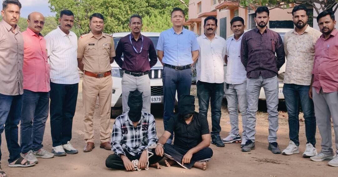 मालकाची निर्घृण हत्या करून फरार झालेल्या आरोपीला ४८ तासांत अटक; धाराशिव स्थानिक गुन्हे शाखेची कारवाई
चार राज्यांच्या सीमा ओलांडून आरोपीचा प्रवास; पोलिसांनी कर्नाटकातून घेतले ताब्यात
धाराशिव : मालकाची निर्घृण हत्या करून फरार झालेल्या आरोपीला धाराशिव स्थानिक गुन्हे शाखेच्या पथकाने अवघ्या ४८ तासांत कर्नाटकातून अटक केली. आरोपीने पोलिसांना चकवा देण्यासाठी महाराष्ट्रासह कर्नाटक, आंध्र प्रदेश आणि तेलंगणा या राज्यांतून प्रवास केला. मात्र, स्थानिक गुन्हे शाखेच्या पथकाने त्याचा माग काढत त्याला जेरबंद केले.
या प्रकरणातील मृत व्यक्तीचे नाव शुभम धर्मराज सोमवंशी (वय २६ वर्षे) असे असून, त्यांची डोक्यात तसेच चेहऱ्यावर वार करून हत्या करण्यात आली होती. याप्रकरणी पोलिस ठाण्यात खुनाचा गुन्हा दाखल करण्यात आला होता. घटनेनंतर आरोपी फरार झाल्याने त्याचा शोध घेण्याचे मोठे आव्हान पोलिसांसमोर होते.
आरोपीचा माग काढण्यासाठी पोलिसांनी तपासाची चक्रे वेगाने फिरवली. तांत्रिक विश्लेषणाच्या आधारे आरोपी धाराशिव येथून सोलापूर रेल्वे स्थानक, याडीगीर (कर्नाटक), हैदराबाद, निजामाबाद आणि खुपाट (तेलंगणा) परिसरातून प्रवास करत असल्याचे निष्पन्न झाले. आरोपी सातत्याने ठिकाणे बदलून पोलिसांना चकवा देण्याचा प्रयत्न करत होता. अखेर स्थानिक गुन्हे शाखेच्या पथकाने त्याचा माग काढत त्याला कर्नाटक राज्यातील विजयनगर जिल्ह्यातून ताब्यात घेतले.
अटक करण्यात आलेल्या आरोपीचे नाव ओडिसा येथील रहिवासी मोहम्मद वारीस सफील अन्सारी (वय १९ वर्षे) असे असून, त्याला ताब्यात घेण्यात आले आहे.
गंभीर गुन्ह्यातील फरार आरोपीचा शोध घेऊन त्याला ताब्यात घेण्यात स्थानिक गुन्हे शाखेला यश आले. या कारवाईमुळे गंभीर गुन्ह्यांच्या तपासात धाराशिव स्थानिक गुन्हे शाखेची सतर्कता, समन्वय आणि चिकाटी पुन्हा अधोरेखित झाली आहे.
ही कारवाई पोलिस अधीक्षक रितू खोखर आणि अपर पोलिस अधीक्षक सचिन पांडकर यांच्या मार्गदर्शनाखाली पोलिस निरीक्षक विनोद इज्जनवार, सपोनि सुदर्शन कसार, पोलीस शिपाई पठाण, पोलीस शिपाई औताडे, पोलीस हवालदार जावेद काझी, पोलीस हवालदार फरहान पठाण, पोलीस हवालदार दयानंद गोडके तसेच इतर कर्मचाऱ्यांनी यशस्वीरीत्या पार पाडली.
— जनसंपर्क विभाग, धाराशिव पोलीस