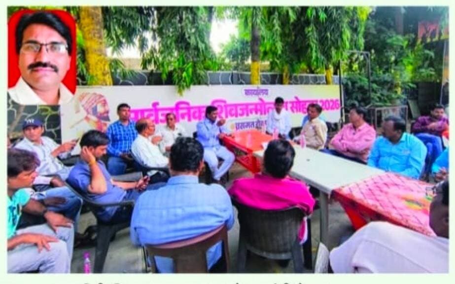 पदवीधरांच्या प्रश्नांकडे सत्ताधाऱ्यांचे दुर्लक्ष; रोजगारनिर्मितीसाठी ठोस उपाययोजनांची गरज – नृसिंह घोणे
पदवीधरांच्या बेरोजगारीचा प्रश्न ऐरणीवर; विद्यमान आमदारांच्या कार्यपद्धतीवरही केली टीका
परभणी :पदवीधर मतदारसंघातील सुशिक्षित बेरोजगारांचे प्रश्न, रोजगाराच्या संधींचा अभाव, शिक्षण पूर्ण करूनही नोकरीसाठी करावी लागणारी धडपड आणि पदवीधरांसमोरील विविध अडचणींकडे शासनाचे दुर्लक्ष होत असल्याचा आरोप पदवीधर मतदारसंघाचे उमेदवार नृसिंह घोणे यांनी केला. परभणी येथे आयोजित पत्रकार परिषदेत त्यांनी पदवीधरांच्या प्रश्नांवर सविस्तर भूमिका मांडत रोजगारनिर्मितीसाठी ठोस उपाययोजना करण्याची गरज व्यक्त केली.
आज अनेक तरुण उच्च शिक्षण घेऊनही रोजगाराच्या प्रतीक्षेत आहेत. पदवी मिळवल्यानंतरही पात्रतेनुसार योग्य नोकरी उपलब्ध होत नसल्याने तरुणांमध्ये अस्वस्थता वाढत आहे. शासकीय आणि खासगी क्षेत्रातील रोजगाराच्या संधी, भरती प्रक्रियेतील अडचणी, कौशल्य विकास, स्पर्धा परीक्षांची तयारी करणाऱ्या विद्यार्थ्यांच्या समस्या आणि तरुणांना स्वावलंबी बनविण्याचे आव्हान या मुद्द्यांकडे गांभीर्याने पाहण्याची आवश्यकता असल्याचे घोणे यांनी सांगितले.
पदवीधरांना त्यांच्या शैक्षणिक पात्रतेनुसार रोजगार मिळावा, रोजगारनिर्मितीला चालना मिळावी आणि तरुणांना स्वतःच्या पायावर उभे राहण्यासाठी आवश्यक संधी उपलब्ध व्हाव्यात, यासाठी प्रभावी धोरणांची अंमलबजावणी होणे गरजेचे आहे. केवळ शिक्षणाचा प्रसार करून चालणार नाही, तर शिक्षणानंतर रोजगाराची हमी देणाऱ्या व्यवस्थेच्या निर्मितीकडेही लक्ष दिले पाहिजे, असे मत त्यांनी व्यक्त केले.
लोकप्रतिनिधींच्या कार्यक्षमतेवर प्रश्नचिन्ह उपस्थित करताना घोणे यांनी पदवीधर मतदारसंघातील विद्यमान आमदारांच्या कार्यपद्धतीवर टीका केली. पदवीधरांचे प्रश्न शासनदरबारी प्रभावीपणे मांडणे, बेरोजगार तरुणांना न्याय मिळवून देण्यासाठी पाठपुरावा करणे आणि मतदारसंघाच्या विकासासाठी पुढाकार घेणे ही लोकप्रतिनिधींची प्रमुख जबाबदारी असल्याचे त्यांनी नमूद केले. मात्र, या जबाबदाऱ्यांच्या पूर्ततेबाबत समाधानकारक कामगिरी दिसत नसल्याचा आरोपही त्यांनी केला.
पदवीधरांचे प्रश्न केवळ निवडणुकीपुरते मर्यादित न राहता सुशिक्षित तरुणांच्या भविष्याशी संबंधित महत्त्वाचे प्रश्न म्हणून मांडले गेले पाहिजेत. बेरोजगारी, रोजगारनिर्मिती, शैक्षणिक अडचणी आणि पदवीधरांच्या हक्कांना प्राधान्य देण्यासाठी सातत्याने आवाज उठविण्याची गरज आहे. संबंधित यंत्रणांकडे पाठपुरावा करून पदवीधरांच्या समस्या सोडविण्यासाठी प्रयत्न करणे आवश्यक असल्याचे घोणे यांनी सांगितले.
आगामी पदवीधर मतदारसंघाच्या निवडणुकीच्या पार्श्वभूमीवर रोजगार, तरुणांचे भविष्य आणि लोकप्रतिनिधींची उत्तरदायित्वाची भूमिका हे मुद्दे महत्त्वाचे ठरण्याची शक्यता आहे. पदवीधरांच्या प्रश्नांना प्राधान्य देऊन त्यांच्या अपेक्षांची पूर्तता करण्यासाठी ठोस कृती आराखडा राबविण्याची गरज या पत्रकार परिषदेतून अधोरेखित झाली.
<nis:link nis:type=tag nis:id=osmanabadnews nis:value=OsmanabadNews nis:enabled=true nis:link/> <nis:link nis:type=tag nis:id=धाराशिवन्यूज nis:value=धाराशिवन्यूज nis:enabled=true nis:link/> <nis:link nis:type=tag nis:id=उस्मानाबादन्यूज nis:value=उस्मानाबादन्यूज nis:enabled=true nis:link/> <nis:link nis:type=tag nis:id=परभणी nis:value=परभणी nis:enabled=true nis:link/> <nis:link nis:type=tag nis:id=पदवीधरनिवडणूक nis:value=पदवीधरनिवडणूक nis:enabled=true nis:link/> <nis:link nis:type=tag nis:id=पदवीधरमतदारसंघ nis:value=पदवीधरमतदारसंघ nis:enabled=true nis:link/> <nis:link nis:type=tag nis:id=नृसिंहघोणे nis:value=नृसिंहघोणे nis:enabled=true nis:link/> <nis:link nis:type=tag nis:id=बेरोजगारी nis:value=बेरोजगारी nis:enabled=true nis:link/> <nis:link nis:type=tag nis:id=रोजगारनिर्मिती nis:value=रोजगारनिर्मिती nis:enabled=true nis:link/> <nis:link nis:type=tag nis:id=सुशिक्षितबेरोजगार nis:value=सुशिक्षितबेरोजगार nis:enabled=true nis:link/> <nis:link nis:type=tag nis:id=युवकांचेप्रश्न nis:value=युवकांचेप्रश्न nis:enabled=true nis:link/> <nis:link nis:type=tag nis:id=महाराष्ट्रराजकारण nis:value=महाराष्ट्रराजकारण nis:enabled=true nis:link/> <nis:link nis:type=tag nis:id=parbhani nis:value=Parbhani nis:enabled=true nis:link/> <nis:link nis:type=tag nis:id=graduateconstituency nis:value=GraduateConstituency nis:enabled=true nis:link/> <nis:link nis:type=tag nis:id=graduateelection nis:value=GraduateElection nis:enabled=true nis:link/> <nis:link nis:type=tag nis:id=unemployment nis:value=Unemployment nis:enabled=true nis:link/> <nis:link nis:type=tag nis:id=employment nis:value=Employment nis:enabled=true nis:link/> <nis:link nis:type=tag nis:id=youthissues nis:value=YouthIssues nis:enabled=true nis:link/> <nis:link nis:type=tag nis:id=maharashtrapolitics nis:value=MaharashtraPolitics nis:enabled=true nis:link/> <nis:link nis:type=tag nis:id=antarsanwadnews nis:value=AntarsanwadNews nis:enabled=true nis:link/>