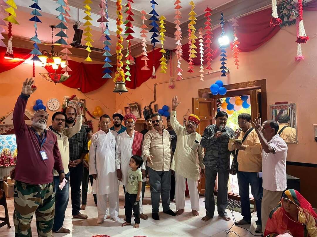 सर्व समाज मित्र एकता सेवा समिति द्वारा करणी माता के जन्मोत्सव पर केक काटा
बीकानेर। विश्वविख्यात देश्नोक चूहों वाली करणी माता के (639 वें जन्मोत्सव) रविवार 18अक्टूबर 2026 को बीकानेर सूरसागर झील के पास स्थित ऐतिहासिक करणी माता मंदिर में
सर्व समाज मित्र एकता सेवा समिति द्वारा केक काटकर मनाया गया। समिति के उपाध्याक्ष एनडी क़ादरी ने रविवार को प्रेस विज्ञप्ति में बताया कि बीकानेर ऐतिहासिक सूरसागर झील के पास स्थित करणी माता मंदिर में सर्व समाज मित्र एकता सेवा समिति के सभी पदाधिकारियों का जिनमें संरक्षक सुनील दत्त नागल, एनडी रंगा, उपाध्यक्ष एनडी क़ादरी, अनिल पाहूजा, किसन जोशी, रामकिशन महाराज ( उपाध्याय), सचिव सैय्यद अख्तर, रामकिशोर यादव, के कुमार आहूजा, सदस्य देवेश भाटी, इकरामुद्दीन कोहरी, हरीश कुमार शर्मा सहित आदि का मंदिर पुजारी कृष्ण मुरारी मिश्रा द्वारा माताजी का दुपट्टा पहनाकर स्वागत किया गया। इसके बाद सभी ने जय माता दी का नारे लगाते हुए केक काटा इस दौरान कलाकार रामकिशोर यादव, इकरामुद्दीन कोहरी, सुनील दत्त नागल, सैय्यद अख्तर एवं हरीश शर्मा ने बीकानेर की गंगा जमुनी तहजीब को बरकरार रखते हुए माताजी के भजन गाकर मंदिर में भक्तों के बीच करणी माता के प्रति श्रद्धा के भाव उत्पन्न कर दिए।
इस अवसर पर एनडी रंगा, सुनील दत्त नागल,किसन जोशी सहित आदि श्रद्धालुओं ने करणी माता के चमत्कार एवं उनके इतिहास के बारे अपने संबोधन में बताया।
इस अवसर पर मंदिर के शिवम् मिश्रा, विकल्प मिश्रा,आशिष राजपुरोहित, एवं श्रद्धालुओं में विनित मेहरा कुबैर सिंह, मनमोहन सोलंकी,आयुष, कृष्णा, गोविन्द सुथार, सागर मेहरा सहित मातृशक्ति मौजूद थी। कार्यक्रम का मंच संचालन सैय्यद अख्तर ने किया।