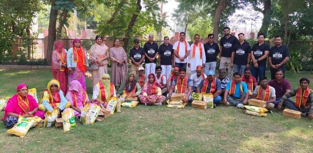 अनोखा सम्मान आयोजन 30 सफाई योद्धाओं को वितरण की उपयोगी सामग्री टीम नेशन फर्स्ट फाउंडेशन
सफाई कर्मयोद्धाओं का सम्मान- टीम नेशन फर्स्ट फाउंडेशन
नवनियुक्त वार्ड नंबर 68 ओर वार्ड नंबर 14 के पार्षद का सम्मान
बीकानेर, 18.10.2026। दीपावली के पावन अवसर पर जहां हर घर में सफाई अभियान चल रहा है और घर का कचरा बाहर सड़कों पर सफाई करने वालों के लिए चुनौती बन रहा है।
टीम नेशन फर्स्ट फाउंडेशन द्वारा नगर निगम के नए वार्ड नंबर 68 और 14 के पार्षद शंकर गहलोत और श्रीमति किरण देवी भाटी का सम्मान कार्यक्रम का आयोजन किया ।
राष्ट्र प्रथम और सेवा संकल्प में सदैव अग्रणी रहने वाली टीम द्वारा दोनों वार्ड के महिला और पुरुष सफाई कर्मचारियों का सम्मान कर उनको जूते, जुराब और राशन सामग्री में 5kg आटा और 5kg चावल वितरित किये।
कार्यक्रम में टीम के वरिष्ठ सदस्य लक्ष्मण रामावत, मंजू गुलगुलिया, प्रकाश सामसुखा, पंकज कंसल, सुनील कंसल गोविंद चौधरी सन्नी अग्रवाल कुणाल मित्तल सोशल मीडिया रिपोर्टर साकिर दिलीप गुप्ता सहित अनेक सदस्य उपस्थित रहे। कार्यक्रम में विशेष आमंत्रित समता नगर से कल्याण सुथार सुरेश गोयल स्वरूप राजपुरोहित संजय गोदारा विकास गुप्ता एवं अन्य गणमान्य नागरिक के साथ साथ वरिष्ठ उद्योगपति और समाजसेवी सतपाल कंसल उपस्थित रहे । सभी का आभार व्यक्त करते हुए सफाई कर्मियों की मेहनत और काम करने के जज्बे की प्रशंसा की। अंत में सभी सफाई कर्मचारियों का मुंह मीठा किया गया l