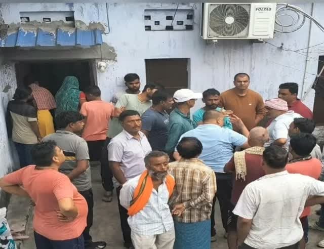 🚨 हजारीबाग के गिद्दी में सनसनीखेज वारदात: पत्नी को बंधक बनाकर CCL कर्मी की धारदार हथियार से हत्या
हजारीबाग जिले के गिद्दी में शनिवार देर रात दो अज्ञात नकाबपोश अपराधियों ने CCL कर्मी मंगलेश पाल की बेरहमी से हत्या कर दी। अपराधियों ने क्वार्टर में घुसकर उनकी पत्नी सोनाली के हाथ बांध दिए और मुंह पर टेप चिपकाकर उन्हें बंधक बना लिया। इसके बाद धारदार हथियार से मंगलेश पाल की हत्या कर दी।
🔹 आम्रपाली परियोजना में कार्यरत थे मंगलेश पाल
मंगलेश पाल CCL की आम्रपाली परियोजना में डाटा एंट्री ऑपरेटर के पद पर कार्यरत थे। बताया जाता है कि उनकी पत्नी दो दिन पहले ही मायके गया से लौटी थीं।
🔹 मोबाइल और जेवरात भी ले गए अपराधी
मृतक की पत्नी सोनाली के अनुसार, अपराधी दो मोबाइल फोन और जेवरात भी ले गए। ऐसे में हत्या के पीछे लूटपाट या किसी अन्य वजह की आशंका की जांच की जा रही है।
🔹 हत्या की वजह अब तक स्पष्ट नहीं
पत्नी को बंधक बनाकर की गई इस वारदात से इलाके में दहशत का माह�