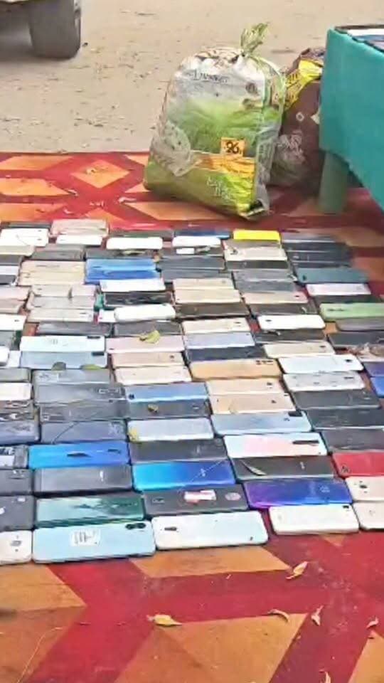 कपसेठी पुलिस ने 5 आरोपियों को पकड़ा, 2,570 मोबाइल और 113 सिम कार्ड बरामद
वाराणसी की कपसेठी पुलिस ने बरकी पेट्रोल पंप के पास बंद पड़े ढाबे पर खड़े एक डीसीएम वाहन की जांच के दौरान पांच लोगों को गिरफ्तार किया। पुलिस ने उनके कब्जे से 345 एंड्रॉयड मोबाइल, 2,225 कीपैड फोन और विभिन्न कंपनियों के 113 सिम कार्ड बरामद किए। इसके अलावा आरोपियों की तलाशी में 2,149 रुपये मिले।
पुलिस के अनुसार, क्षेत्र में चोरी की घटनाओं की रोकथाम और संदिग्धों की तलाश के दौरान मुखबिर से सूचना मिली कि बंगाल नंबर का एक डीसीएम संदिग्ध सामान लेकर बरकी पेट्रोल पंप के पास खड़ा है। सूचना पर पहुंची पुलिस ने वाहन की तलाशी लेकर पांचों आरोपियों को गिरफ्तार कर लिया।
गिरफ्तार आरोपियों की पहचान पश्चिम बंगाल के मुर्शिदाबाद जिले के बाबुर अली, मंटू खां, नारजूल शेख, लालबाबू शेख और मिलन शेख के रूप में हुई है।
पुलिस के मुताबिक, पूछताछ में आरोपियों ने कथित तौर पर बताया कि वे फेरी लगाकर कबाड़ के नाम पर मोबाइल खरीदते थे और कुछ मोबाइल चोरी कर खराब कर देते थे। इन मोबाइलों को झारखंड, छत्तीसगढ़ और पश्चिम बंगाल में बेचने की बात भी सामने आई है। पुलिस ने रविवार दोपहर बाद करीब 03 बजे प्रेस कॉन्फ्रेंस कर घटना की जानकारी दी और संबंधित धाराओं में मुकदमा दर्ज कर आगे की कार्रवाई शुरू कर दी है।