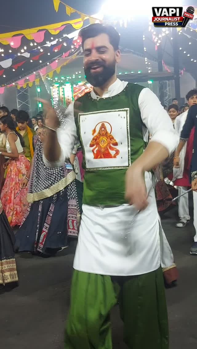 નવરાત્રીના સાતમા દિવસે વાપીના ગરબામાં ઉમટ્યું જનમેદનીનું ઘોડાપૂર
નવરાત્રીના સાતમા દિવસે વાપીના ગરબા મહોત્સવમાં ખેલૈયાઓ અને ગરબાપ્રેમીઓની ભારે ભીડ જોવા મળી હતી. માતાજીની આરાધના સાથે ગરબાના તાલે ઝૂમતા ખેલૈયાઓએ ઉત્સવનો માહોલ વધુ રંગીન બનાવ્યો હતો.#thangnatvapi #garbanight #garbalovers❤️ #Vapi #navratri2026