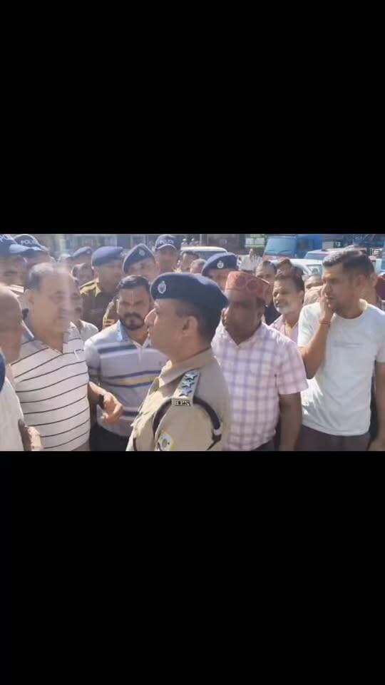 चिंतपूर्णी/भरवाईं। चिंतपूर्णी थाने में सेवाएं दे रहे सब इंस्पेक्टर राजेश कुमार, जिन्हें क्षेत्र में लोग प्यार से ‘तेजा साहब’ के नाम से जानते थे, एक दर्दनाक सड़क हादसे में अपनी जान गंवा बैठे। देर रात भरवाईं-ज्वालामुखी मार्ग पर ट्रैफिक जाम खुलवाते समय दो बसों की चपेट में आने से वह गंभीर रूप से घायल हो गए। उन्हें तुरंत सिविल अस्पताल चिंतपूर्णी पहुंचाया गया, जहां कुछ ही देर बाद उन्होंने दम तोड़ दिया। उनके निधन की खबर से पुलिस विभाग, स्थानीय व्यापारियों और क्षेत्रवासियों में शोक की लहर दौड़ गई।
जाम खुलवाते समय हुआ हादसा
जानकारी के अनुसार, देर रात भरवाईं से ज्वालामुखी जाने वाले मार्ग पर जाम लगा हुआ था। राजेश कुमार अपने क्वार्टर से कुछ ही दूरी पर लगे जाम को खुलवाने पहुंचे थे। इसी दौरान एक बस ज्वालाजी की ओर जा रही थी, जबकि दूसरी बस मुबारकपुर की तरफ आ रही थी। मोड़ पर दोनों बसों के कारण यातायात बाधित था। राजेश कुमार बसों को आगे-पीछे करवाकर रास्ता खुलवाने का प्रयास कर रहे थे, तभी वह बस की चपेट में आकर घायल हो गए। स्थानीय लोगों और पुलिस कर्मियों की सहायता से उन्हें अस्पताल पहुंचाया गया, लेकिन उन्हें बचाया नहीं जा सका।
श्रद्धांजलि देने उमड़ा जनसैलाब
आज दोपहर पोस्टमार्टम के बाद सब इंस्पेक्टर राजेश कुमार के पार्थिव शरीर को चिंतपूर्णी थाना के समीप श्रद्धांजलि देने के लिए कुछ समय तक रखा गया। इस दौरान चिंतपूर्णी के विधायक सुदर्शन सिंह बबलू, एसडीएम अंब पारस अग्रवाल, मंदिर अधिकारी संजीव प्रभाकर, डीएसपी अनिल पटियाल, भरवाईं के नायब तहसीलदार पवन कुमार, चिंतपूर्णी थाना प्रभारी सचित कालिया, जिला कांगड़ा के एसएचओ मोईन, थाना प्रभारी संजीव कुमार, डॉ. केशव रतन सहित पुलिस कर्मियों, स्थानीय व्यापारियों और अन्य गणमान्य लोगों ने पुष्प अर्पित कर उन्हें श्रद्धांजलि दी।
जब उनका पार्थिव शरीर अंतिम यात्रा के दौरान कुछ समय के लिए दुर्वाही पुलिस थाने में रुका, तो वहां मौजूद लोगों की आंखें नम हो गईं। चिंतपूर्णी पुलिस की महिला टीम ने अपने साथी अधिकारी को भावभीनी सलामी दी। यह दृश्य हर किसी को भावुक कर गया।
ईमानदारी और मिलनसार स्वभाव से बनाई पहचान
सब इंस्पेक्टर राजेश कुमार को भले ही उनके आधिकारिक नाम से कम लोग जानते हों, लेकिन ‘तेजा साहब’ के नाम से वह चिंतपूर्णी और भरवाईं क्षेत्र में खास पहचान रखते थे। ईमानदार, मिलनसार और कर्तव्यनिष्ठ अधिकारी के रूप में उन्होंने लोगों के दिलों में जगह बनाई थी। ड्यूटी निभाते हुए उनका इस तरह दुनिया से चले जाना पुलिस विभाग और क्षेत्र के लिए अपूरणीय क्षति है।
उनके निधन पर हर आंख नम है और लोग उन्हें भावभीनी श्रद्धांजलि अर्पित कर रहे हैं। राजेश कुमार अब प्रभु के चरणों में लीन हो गए हैं, लेकिन उनकी सेवाएं और यादें क्षेत्रवासियों के दिलों में हमेशा जीवित रहेंगी।
चिंतपूर्णी में भागवत कथा का शुभारंभ
इसी बीच चिंतपूर्णी में कल से स्वामी स्वयंनंद प्राचार्य जी के सान्निध्य में श्रीमद्भागवत कथा का आयोजन शुरू होगा। आज भरवाईं क्षेत्र से शोभायात्रा निकाली गई, जो भागवत कथा पंडाल तक पहुंची। धार्मिक आयोजन को लेकर श्रद्धालुओं में उत्साह है।