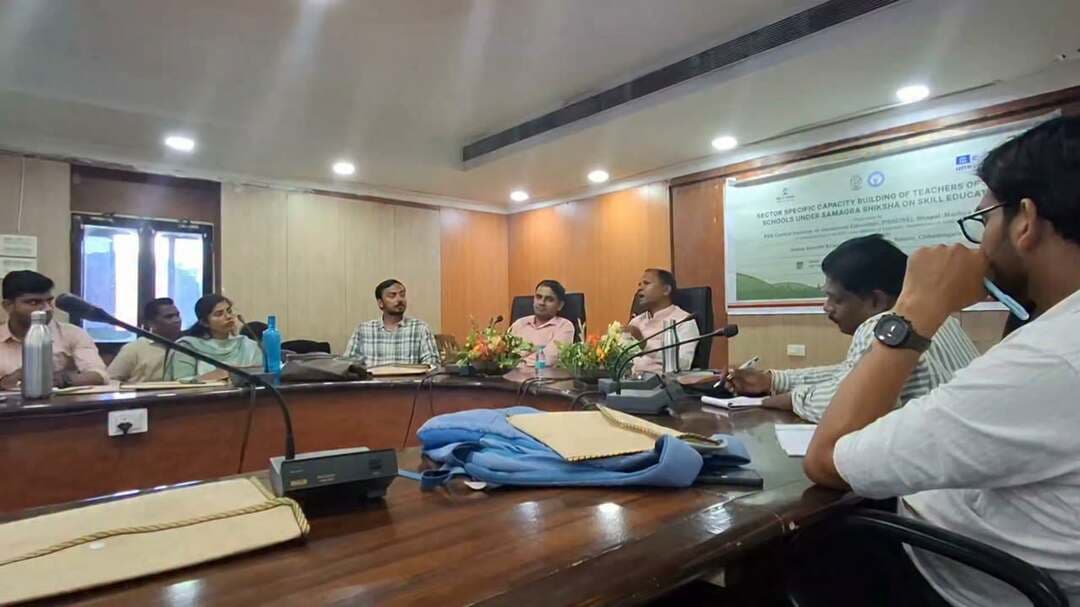 ऑर्गेनिक केमिस्ट्री की आज की मेरी क्लास
निम्न सभी स्लाइडों पर विस्तार से चर्चा की
2017 पंत नगर विश्वविद्यालय के बाद आज इंदिरा गांधी कृषि विश्वविद्यालय रायपुर में इतने विस्तार से बताने का अवसर मिला
बहुत यादगार हुआ इसीलिए इसे यहां भी संजो रहा हूं
सुबह 7.30 बजे से ऑनलाइन कक्षा के 55छात्र थे
और
दोपहर में 2.30 से ऑफलाइन
Msc Ag के बाद कृषि में व्यावसायिक पाठ्यक्रम पर कार्य करने वाले शिक्षकों को यह केमिस्ट्री बताई ।
कार्बन कैसे जीवन शृंखला बनाता है
कार्बन हाइड्रोजन से जुड़ता है तो किस तरह का ऊर्जा चक्र और जीवन चक्र बनाता है
और
कार्बन यदि नाइट्रोजन से जुड़ता है तो कैसे लिग्निन और ह्यूमस बनाता है।
संतृप्त कार्बन
और
असंतृप्त कार्बन
के गुण कार्य व्यवहार
कार्बन के धातुओं के जुड़ने से बनी शृंखला
और
अधातुओं से बनी शृंखला पर व्यापक चर्चा की
और
इनके सरल सरल प्रैक्टिकल प्रयोग भी सिखाए
प्राचीन भारत में धातुओं को आयोनाईजेसन करके कार्बन से आबद्ध करने की कला क्या थी..बताया
जितने भी ऑफलाइन ऑनलाइन मेरे क्लास में आए विद्यार्थी और शिक्षक बताएं कि मैंने आज केमिस्ट्री कैसे पढ़ाई