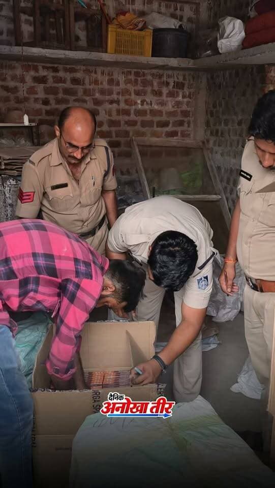 🚨 हरदा में स्कूल के पास मिला पटाखों का भंडार!
हरदा में भाजपा कार्यालय के पीछे सरस्वती शिशु मंदिर स्कूल के पास पटाखों का भंडार मिलने से हड़कंप मच गया। पुलिस ने पटाखे जब्त किए हैं। घनी आबादी वाले क्षेत्र में पटाखों का भंडारण सुरक्षा को लेकर गंभीर सवाल खड़े करता है।
❓ पटाखे किसके थे और क्या भंडारण की अनुमति थी? पुलिस जांच के बाद ही स्थिति स्पष्ट होगी।
📍 हरदा की हर बड़ी खबर के लिए जुड़े रहें Anokha Harda के साथ।
#Harda #HardaNews #BreakingNews #MadhyaPradesh #AnokhaHarda