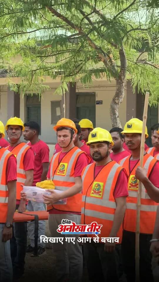 🚒 हरदा में 165 युवा आपदा मित्रों ने सीखे आग से बचाव के तरीके!
शासकीय पॉलीटेक्निक कॉलेज हरदा में फायर मॉकड्रिल के जरिए युवाओं को आग पर काबू पाने, लोगों को सुरक्षित निकालने और घायलों को प्राथमिक उपचार देने का प्रशिक्षण दिया गया। 🔥
📍 हरदा, मध्य प्रदेश
#Harda #HardaNews #AapdaMitra #FireMockDrill #MadhyaPradesh