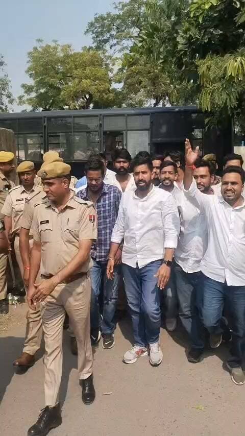 यूथ कांग्रेस के 12 कार्यकर्ताओं को पाबंद कर छोड़ा, अजमेर में बीजेपी ऑफिस की दीवारों पर लिखे थे आपत्तिजनक कॉमेंट !
#RajasthanNews #LatestNews #ajmer