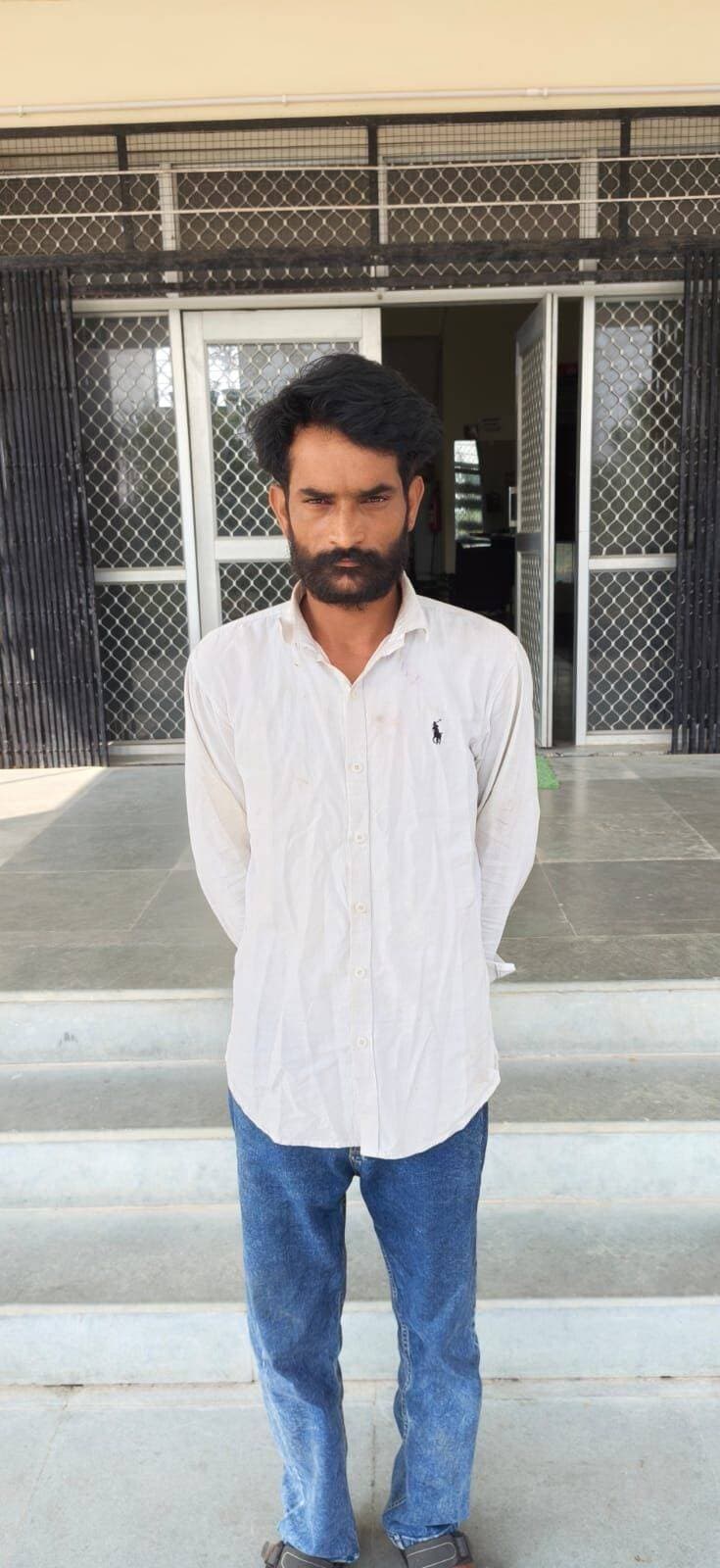 अजमेर: अवैध डोडा पोस्त सप्लाई करने वाला फरार आरोपी गिरफ्तार
अराई में 9.130 किलोग्राम डोडा पोस्त बरामदगी के मामले में वांछित था आरोपी, बोराड़ा थाना पुलिस ने की कार्रवाई
अजमेर। जिले में अवैध मादक पदार्थों के खिलाफ चलाए जा रहे अभियान के तहत बोराड़ा थाना पुलिस ने डोडा पोस्त सप्लाई करने के मामले में फरार चल रहे एक वांछित आरोपी को गिरफ्तार किया है। आरोपी की पहचान कंवर चौधरी पुत्र हनुमान चौधरी, उम्र 34 वर्ष, निवासी ग्राम सान्दोलिया, थाना अराई, जिला अजमेर के रूप में हुई है।
पुलिस के अनुसार, 27 अगस्त 2026 को अराई थाना पुलिस ने अराई क्षेत्र में मुकेश वैष्णव के घर से 9.130 किलोग्राम अवैध डोडा पोस्त बरामद किया था। इस संबंध में अराई थाने में एनडीपीएस एक्ट के तहत मामला दर्ज किया गया था। मामले की जांच बोराड़ा थाना पुलिस को सौंपी गई थी।
अनुसंधान के दौरान डोडा पोस्त की सप्लाई करने वाले आरोपी कंवर चौधरी का नाम सामने आया। इसके बाद पुलिस उसकी तलाश में जुटी थी। बोराड़ा थाना पुलिस ने कार्रवाई करते हुए आरोपी को गिरफ्तार कर लिया। पुलिस मामले में आगे की जांच कर रही है। इस प्रकरण में एक अन्य आरोपी मुकेश वैष्णव को पहले ही गिरफ्तार किया जा चुका है।
यह कार्रवाई पुलिस अधीक्षक हर्षवर्धन अग्रवाला के निर्देशन तथा संबंधित अधिकारियों के सुपरविजन में की गई। गिरफ्तारी में बोराड़ा थाना पुलिस की टीम की अहम भूमिका रही।
पुलिस की अपील: अजमेर पुलिस ने आमजन से अपील की है कि मादक पदार्थों की खरीद-फरोख्त या सेवन से संबंधित गतिविधियों की जानकारी पुलिस को दें। सूचना देने वाले की पहचान गोपनीय रखी जाएगी।
Ajmer Police Rajasthan