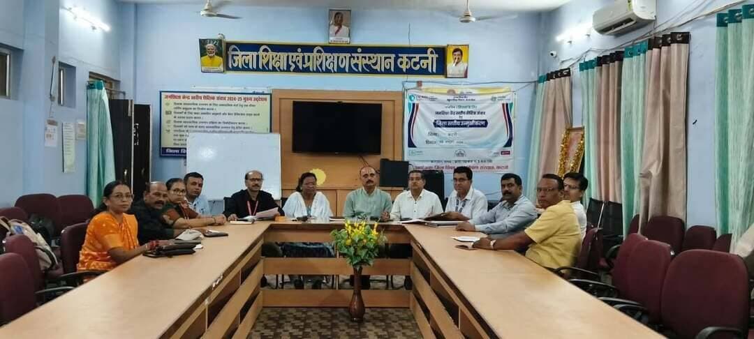 🔳डाइट कटनी में जिला स्तरीय शोध समिति की बैठक संपन्न
🔳राष्ट्रीय शिक्षा नीति के अनुरूप शिक्षण-अधिगम प्रक्रिया की प्रभावशीलता पर शोध करने पर हुई चर्चा
🔳कटनी - राज्य शिक्षा केंद्र और कलेक्टर श्री आशीष तिवारी के निर्देश पर जिला शिक्षा एवं प्रशिक्षण संस्थान (डाइट) कटनी में जिला स्तरीय शोध समिति की प्रथम बैठक आयोजित की गई। डाइट की प्राचार्य एम.पी. डुंगडुंग के निर्देशन में आयोजित बैठक में शैक्षणिक सत्र 2026-27 के दौरान राज्य शिक्षा केंद्र द्वारा निर्धारित विषयों पर लघु अवधि शोध एवं क्रियात्मक शोध कराए जाने के संबंध में विस्तार से चर्चा की गई।
जिला शोध प्रभारी श्री उमाशंकर सैनी ने बताया कि राष्ट्रीय शिक्षा नीति 2020 की अनुशंसाओं के अनुरूप शिक्षण-अधिगम प्रक्रिया में महत्वपूर्ण परिवर्तन किए गए हैं। शिक्षा व्यवस्था में बुनियादी साक्षरता एवं संख्या ज्ञान एफ एलएन तथा प्रारंभिक बाल्यावस्था देखभाल एवं शिक्षा जैसी योजनाओं को शामिल किया गया है। इन पहलों की प्रभावशीलता का आकलन करने और शिक्षण प्रक्रियाओं के परिणामों को परखने के लिए शैक्षणिक शोध आवश्यक है।
बताया गया कि शिक्षण-प्रशिक्षण संस्थाओं का दायित्व शिक्षा की गुणवत्ता में निरंतर सुधार करना, नवाचारों की प्रभावशीलता का परीक्षण करना तथा शोध कार्यों का मूल्यांकन करना है। इसी उद्देश्य से वर्तमान शैक्षणिक आवश्यकताओं के अनुरूप सभी प्रशिक्षण संस्थाओं को शोध विषय आवंटित किए गए हैं।
बैठक में डॉ. अनिल कुमार मिश्रा, श्री राकेश कुमार सिन्नरकर, श्री कमलेश कुमार सोनी, श्री पुष्पेन्द्र गुरु, श्री ओमप्रकाश विश्वकर्मा, श्री संदीप कुमार त्रिपाठी, श्रीमती रमा यादव एवं श्री राजेश कुमार गुप्ता उपस्थित रहे।
#JansamparkMP
#CMMadhyaPradesh
#DrMohanYadav51
#udaypratapmp
#jbpcommissioner
#katni
#कटनी