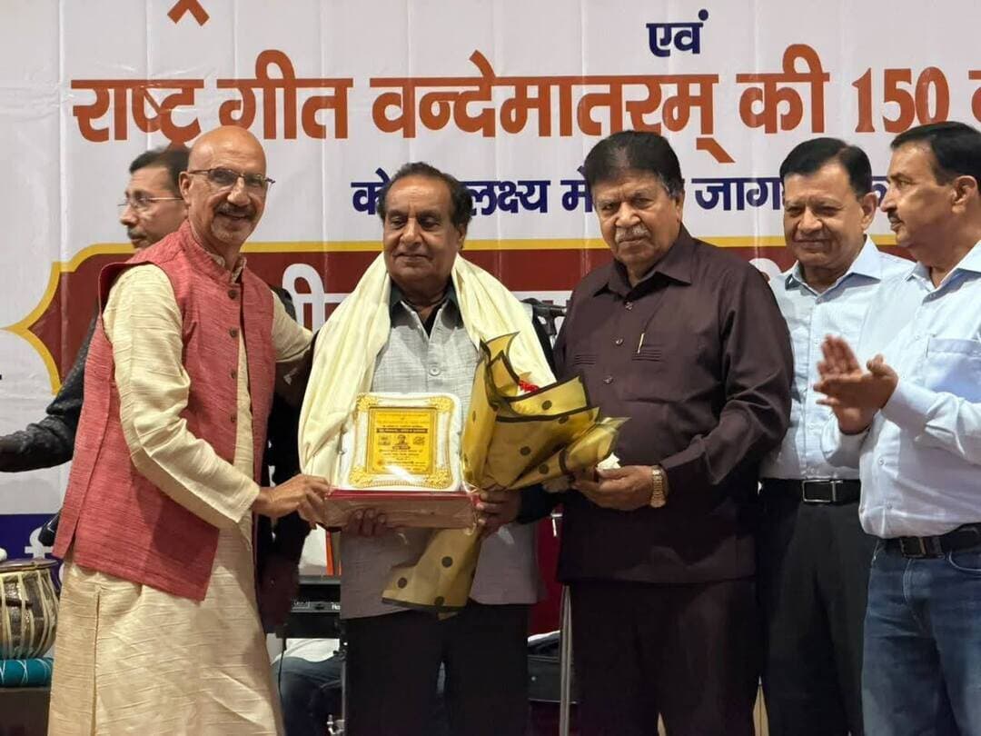 संस्कार भारती के ‘संघ गीताराधनम्’ में शामिल हुए मेयर शाम लाल बंसल, भारतीय संस्कृति और राष्ट्रभावना का दिया संदेश
पंचकूला। राष्ट्रीय स्वयंसेवक संघ के शताब्दी वर्ष एवं राष्ट्रगीत ‘वंदे मातरम्’ की 150वीं वर्षगांठ के उपलक्ष्य में संस्कार भारती, पंचकूला द्वारा ‘संघ गीताराधनम् : संगीत व नृत्योत्सव’ का आयोजन किया गया। इस सांस्कृतिक कार्यक्रम में पंचकूला के मेयर शाम लाल बंसल शामिल हुए और भारतीय संस्कृति, संगीत तथा राष्ट्रभावना से जुड़े इस आयोजन का हिस्सा बने।
कार्यक्रम में हरियाणा विधानसभा के पूर्व अध्यक्ष एवं संस्कार भारती, पंचकूला के मुख्य संरक्षक ज्ञान चंद गुप्ता, संस्कार भारती के त्रिक्षेत्रीय संगठन मंत्री विजय, अखिल भारतीय कार्यकारिणी सदस्य नवीन शर्मा, संरक्षक कुसुम कुमार गुप्ता, संरक्षक विजय कुमार बागड़ी तथा चंडीगढ़ संगीत नाटक अकादमी की चेयरमैन डॉ. सुखमिंदर कौर सहित अन्य गणमान्य व्यक्ति उपस्थित रहे।
मेयर शाम लाल बंसल ने कहा कि इस प्रकार के सांस्कृतिक आयोजन भारतीय संस्कृति, समृद्ध विरासत, राष्ट्रप्रेम और कला परंपराओं को संरक्षित करने के साथ-साथ नई पीढ़ी तक पहुंचाने में महत्वपूर्ण भूमिका निभाते हैं।
#shamlalbansal #viksitpanchkula #panchkulanews #panchkula #panchkulasocialmedia