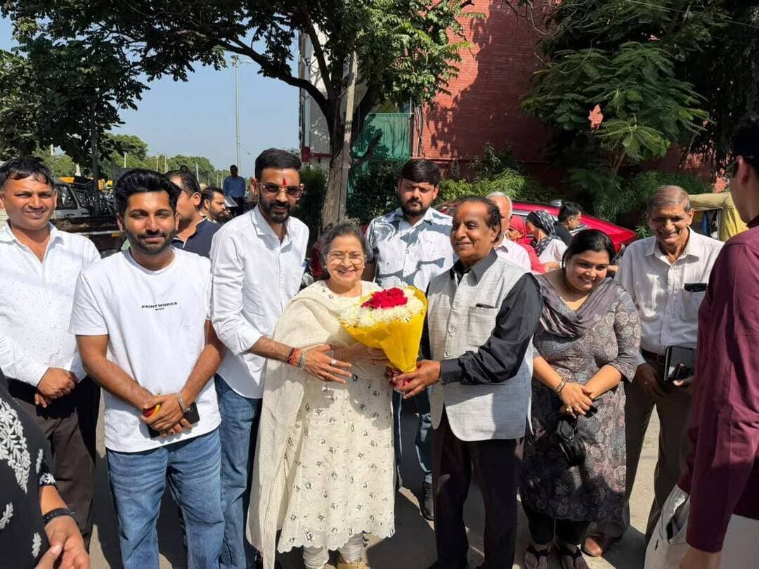 मेयर शाम लाल बंसल की मौजूदगी में सेक्टर-14 मंडी में नुक्कड़ नाटक से दिया स्वच्छता का संदेश
पंचकूला। स्वच्छता ही सेवा 2026 अभियान के अंतर्गत सेक्टर-14 मंडी में नुक्कड़ नाटक के माध्यम से लोगों को स्वच्छता के प्रति जागरूक किया गया। नाटक के जरिए नागरिकों को स्वच्छ वातावरण बनाए रखने और अपने आसपास सफाई रखने के लिए प्रेरित किया गया।
इस अवसर पर कालका विधानसभा की विधायक शक्ति रानी शर्मा, वार्ड नंबर 10 के पार्षद शेखर पांडे, वार्ड नंबर 8 के पार्षद राज कुमार जैन, गौरव शर्मा, चंदा शर्मा, शुभम सैनी और प्रदीप सहित अन्य लोग उपस्थित रहे।
नगर निगम पंचकूला के मेयर शाम लाल बंसल ने स्वच्छता ही सेवा अभियान के तहत आयोजित इस पहल के माध्यम से नागरिकों को स्वच्छता के प्रति अपनी जिम्मेदारी निभाने का संदेश दिया। अभियान का उद्देश्य स्वच्छता के प्रति जागरूकता बढ़ाना और स्वच्छ वातावरण बनाए रखने में जनभागीदारी को प्रोत्साहित करना है।
पंचकूला की हर बड़ी खबर के लिए Follow करें।
#panchkulanews #panchkula #panchkulasocialmedia