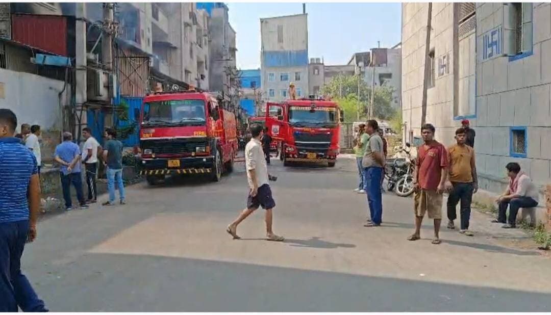 नरेला की दाल मिल फैक्ट्री में भीषण आग, इलाके में मचा हड़कंप। वक्त रहते आग काबू।
बाहरी दिल्ली के नरेला इंडस्ट्रियल एरिया मे एक दाल मिल फैक्ट्री में लगी भीषण आग। आग इतनी भयंकर थी कि फैक्ट्री के बेसमेंट से उठती लपटों और धुएं के गुबार ने आसपास के इलाके को अपनी चपेट में ले लिया। घटना की सूचना मिलते ही दमकल विभाग की आधा दर्जन से ज्यादा गाड़ियां मौके पर पहुंचीं और आग बुझाने की कोशिश में जुटी! गनीमत रही कि इस घटना में किसी के हताहत होने की सूचना सामने नहीं आई है।