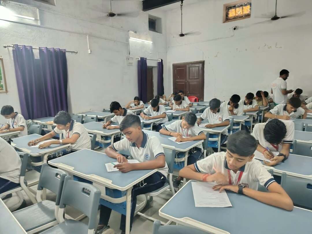 शासकीय उत्कृष्ट विद्यालय में विद्यार्थियों को कृत्रिम बुद्धिमत्ता के प्रति किया जागरूक
एआई जागरूकता सत्र में विद्यार्थियों ने जाना आधुनिक तकनीक का महत्व एवं उपयोग
विद्यार्थियों को आधुनिक तकनीक एवं कृत्रिम बुद्धिमत्ता (एआई) के प्रति जागरूक करने के उद्देश्य से एआईएसईसीटी पीएमकेके, मुरैना द्वारा शासकीय उत्कृष्ट विद्यालय में एआई जागरूकता सत्र आयोजित किया गया। विद्यालय के प्राचार्य श्री मुकेश शांडिल्य एवं शिक्षक डॉ. राकेश त्यागी के नेतृत्व में आयोजित सत्र में विद्यार्थियों को कृत्रिम बुद्धिमत्ता की उपयोगिता, कार्यप्रणाली एवं विभिन्न क्षेत्रों में इसके उपयोग की जानकारी दी गई।
सत्र के दौरान विद्यार्थियों को बताया गया कि कृत्रिम बुद्धिमत्ता का उपयोग शिक्षा, स्वास्थ्य, कृषि एवं रोजगार सहित विभिन्न क्षेत्रों में तेजी से बढ़ रहा है। विद्यार्थियों को चैटजीपीटी जैसे कृत्रिम बुद्धिमत्ता आधारित उपकरणों की कार्यप्रणाली तथा पढ़ाई एवं जानकारी प्राप्त करने में उनके उपयोग के बारे में भी समझाया गया।
विद्यार्थियों की समझ विकसित करने के लिए कृत्रिम बुद्धिमत्ता पर आधारित प्रश्नोत्तरी प्रतियोगिता एवं विभिन्न शैक्षणिक गतिविधियां आयोजित की गईं। विद्यार्थियों ने उत्साहपूर्वक सहभागिता करते हुए प्रश्नों के उत्तर दिए तथा आधुनिक तकनीक के प्रति अपनी रुचि प्रदर्शित की।
कार्यक्रम का उद्देश्य विद्यार्थियों में डिजिटल कौशल विकसित करना, उन्हें उभरती तकनीकों से परिचित कराना तथा कृत्रिम बुद्धिमत्ता के जिम्मेदार, सुरक्षित एवं सकारात्मक उपयोग के प्रति जागरूक करना रहा। इस प्रकार के जागरूकता सत्र विद्यार्थियों को तकनीकी बदलावों को समझने और भविष्य की शैक्षणिक एवं रोजगार संबंधी संभावनाओं के लिए तैयार करने में सहायक हैं।
#JansamparkMP #morena2026 #Morena #MadhyaPradesh