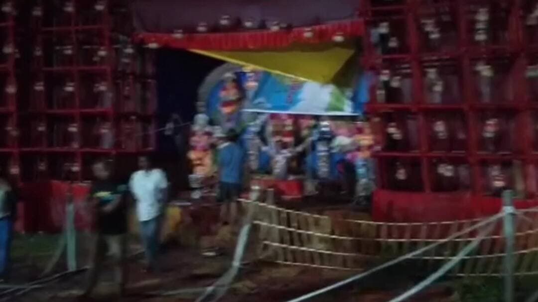 জলপাইগুড়ি: জলপাইগুড়িতে টানা বৃষ্টিতে দুর্গাপুজোর মণ্ডপ ভেঙে পড়ল, ২ জন আহত