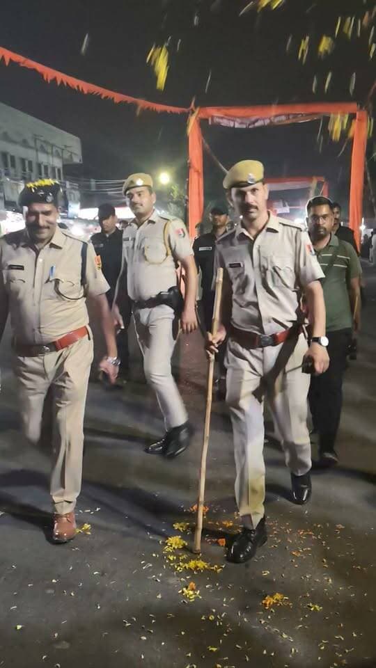 कोटा में R S S का शताब्दी पथ संचलन, विजयदशमी उत्सव पर निकले स्वयंसेवक
कोटा। राष्ट्रीय स्वयंसेवक संघ के कोटा महानगर के मोहन नगर में श्री विजयदशमी उत्सव के अवसर पर शताब्दी पथ संचलन का आयोजन किया गया। इस दौरान संघ के स्वयंसेवक अनुशासन, एकरूपता और कदमताल के साथ पथ संचलन में शामिल हुए।
जर्नलिस्ट मंगल सिंह हाड़ा
#Kota #RSS #राष्ट्रीयस्वयंसेवकसंघ #विजयदशमीउत्सव #पथसंचलन #MangalSinghHada