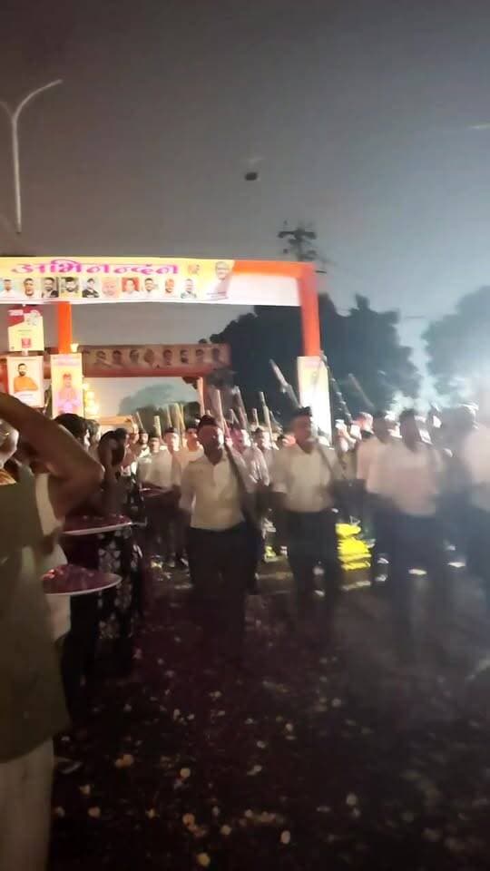 कोटा में R S S का शताब्दी पथ संचलन, विजयदशमी उत्सव पर निकले स्वयंसेवक
कोटा। राष्ट्रीय स्वयंसेवक संघ के कोटा महानगर के मोहन नगर में श्री विजयदशमी उत्सव के अवसर पर शताब्दी पथ संचलन का आयोजन किया गया। इस दौरान संघ के स्वयंसेवक अनुशासन, एकरूपता और कदमताल के साथ पथ संचलन में शामिल हुए।
जर्नलिस्ट मंगल सिंह हाड़ा
#Kota #RSS #राष्ट्रीयस्वयंसेवकसंघ #विजयदशमीउत्सव #पथसंचलन #MangalSinghHada