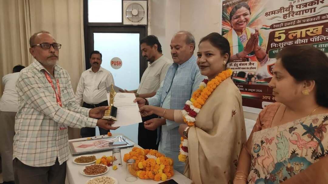 रेवाडी के पत्रकारों को मिली 5 लाख रुपए की निःशुल्क बीमा पॉलिसी प्रेस पहचान पत्र एवं वाहन पास
दिसंबर माह में आयोजित होगा रेवाड़ी में प्रदेश स्तरीय पत्रकार सम्मान समारोह
श्रमजीवी पत्रकार संघ हरियाणा की प्रदेश अध्यक्ष डॉ इंदु बंसल जैन व रेवाड़ी विधायक लक्ष्मण यादव रहे मौजूद।
श्रमजीवी पत्रकार संघ हरियाणा की ओर से रेवाड़ी स्थित सैंडपाइपर टूरिस्ट प्लेस में पत्रकारों के हितों को समर्पित एक गरिमामय कार्यक्रम का सफल आयोजन किया गया। कार्यक्रम में पत्रकारों को प्रैस पहचान पत्र, 5 लाख रुपए की बीमा पॉलिसी एवं वाहन पास वितरित किए गए। कार्यक्रम की अध्यक्षता संघ की संस्थापक एवं प्रदेश अध्यक्ष डॉ. इंदु बंसल जैन ने की, जबकि रेवाड़ी के विधायक लक्ष्मण यादव मुख्य अतिथि के रूप में उपस्थित रहे। जिला अध्यक्ष धनेश विद्यार्थी एवं उनकी जिला इकाई के कुशल संयोजन में आयोजित इस कार्यक्रम में पत्रकारों के अधिकारों, सुरक्षा, सामाजिक सरोकारों एवं संगठन की उपलब्धियों पर विस्तार से चर्चा की गई।
डेढ़ वर्ष की उपलब्धियों और गतिविधियों का प्रस्तुत किया लेखा-जोखा
कार्यक्रम का शुभारंभ करते हुए श्रमजीवी पत्रकार संघ हरियाणा के जिला रेवाड़ी ईकाई के जिला अध्यक्ष धनेश विद्यार्थी ने विगत डेढ़ वर्ष के दौरान संघ द्वारा किए गए कार्यों एवं गतिविधियों पर प्रकाश डाला। उन्होंने कहा कि संगठन पत्रकारों के हितों की रक्षा, उनकी समस्याओं के समाधान तथा उनके सामाजिक एवं आर्थिक सुरक्षा संबंधी मुद्दों को प्रमुखता से उठाने के लिए निरंतर प्रयासरत है।
इसके पश्चात संघ के महासचिव नवीन बंसल ने संगठन की उपलब्धियों का विस्तृत विवरण प्रस्तुत करते हुए बताया कि श्रमजीवी पत्रकार संघ हरियाणा ने लगभग डेढ़ वर्ष की अल्पावधि में 50 जिला स्तरीय एवं 10 प्रदेश स्तरीय कार्यक्रम आयोजित किए हैं। उन्होंने बताया कि संघ की वार्षिक सदस्यता शुल्क मात्र 10 रुपये है और अब तक हरियाणा के 472 पत्रकार संगठन से जुड़ चुके हैं। उन्होंने कहा कि यह आंकड़ा पत्रकारों के बीच संगठन की स्वीकार्यता, विश्वास और निरंतर बढ़ती लोकप्रियता का प्रमाण है।
नवीन बंसल ने विशेष रूप से उल्लेख किया कि संघ केवल अपने सदस्यों तक ही सीमित नहीं है, बल्कि मानवीय संवेदनाओं को सर्वोपरि रखते हुए महेंद्रगढ़ एवं रेवाड़ी के उन पत्रकारों की भी सहायता करता रहा है, जो संगठन के सदस्य नहीं हैं। पत्रकार सुरक्षा के मुद्दे पर दिल्ली के जंतर-मंतर पर धरना-प्रदर्शन, पत्रकारों के लिए बीमा पॉलिसी की व्यवस्था तथा जरूरतमंद परिवारों के लिए कन्यादान जैसे सामाजिक कार्यों का उल्लेख करते हुए उन्होंने कहा कि संघ पत्रकारों के सम्मान, सुरक्षा और सहयोग के लिए प्रतिबद्ध है।
*पत्रकारों की एकजुटता ही संगठन की सबसे बड़ी शक्ति : डॉ. इंदु बंसल जैन*
कार्यक्रम की अध्यक्षता कर रहीं संघ की संस्थापक एवं प्रदेश अध्यक्ष डॉ. इंदु बंसल जैन ने अपने संबोधन में कहा कि उन्हें पत्रकारिता के क्षेत्र में 24 वर्षों का अनुभव है। इस अनुभव के आधार पर वे पत्रकारों की चुनौतियों, उनकी जिम्मेदारियों और उनके समक्ष आने वाली कठिनाइयों को भली-भांति समझती हैं।
उन्होंने कहा कि श्रमजीवी पत्रकार संघ हरियाणा प्रिंट मीडिया, इलेक्ट्रॉनिक मीडिया और सोशल मीडिया से जुड़े पत्रकारों को एक साझा मंच पर लाकर उनकी आवाज को मजबूती प्रदान कर रहा है। संगठन का उद्देश्य पत्रकारों के बीच एकता स्थापित करना, उनके अधिकारों के लिए संघर्ष करना और उन्हें सम्मानजनक एवं सुरक्षित कार्य वातावरण उपलब्ध कराने की दिशा में सार्थक पहल करना है।
डॉ. जैन ने कहा, “संगठन से जुड़े पत्रकार ही हमारी असली ताकत हैं। पत्रकारों की एकजुटता, आपसी सहयोग और विश्वास के बल पर ही हम उनके हितों के लिए निरंतर संघर्ष कर रहे हैं।” उन्होंने विश्वास व्यक्त किया कि संगठन भविष्य में भी पत्रकारों के कल्याण, सुरक्षा और सामाजिक उत्थान के लिए इसी प्रतिबद्धता के साथ कार्य करता रहेगा।
*पत्रकार सुरक्षा कानून को लेकर मुख्यमंत्री से बातचीत करेंगे विधायक लक्ष्मण यादव*
कार्यक्रम के मुख्य अतिथि विधायक लक्ष्मण यादव ने पत्रकारों को संबोधित करते हुए कहा कि लोकतंत्र में पत्रकारिता की भूमिका अत्यंत महत्वपूर्ण है। पत्रकार विषम परिस्थितियों में भी जनसमस्याओं को सामने लाने और समाज को जागरूक करने का महत्वपूर्ण दायित्व निभाते हैं। ऐसे में उनकी सुरक्षा एवं हितों की रक्षा सुनिश्चित करना आवश्यक है।
उन्होंने आश्वासन दिया कि वे हरियाणा के मुख्यमंत्री से पत्रकार सुरक्षा कानून के विषय में बातचीत करेंगे तथा इस कानून को प्रदेश में लागू करवाने के लिए हरसंभव प्रयास करेंगे। उन्होंने कहा कि हरियाणा सरकार भी पत्रकारों के हितों एवं कल्याण के लिए लगातार कार्य कर रही है।
विधायक यादव ने पत्रकारिता के आर्थिक पक्ष पर चर्चा करते हुए कहा कि पत्रकारिता के क्षेत्र में आमतौर पर अत्यधिक आर्थिक लाभ नहीं होता। इसलिए पत्रकारों को अपने परिवार की आर्थिक आवश्यकताओं की पूर्ति एवं बेहतर जीवनयापन के लिए पत्रकारिता के साथ कोई छोटा-मोटा अतिरिक्त कार्य करने की संभावनाओं पर भी विचार करना चाहिए। उनका यह वक्तव्य पत्रकारों की आर्थिक चुनौतियों और पारिवारिक जिम्मेदारियों के प्रति संवेदनशील दृष्टिकोण को दर्शाता है। इसके साथ ही उन्होंने अपने निजी कोष से श्रमजीवी पत्रकार संघ हरियाणा को 51000 रूपए देने की घोषणा की।
*प्रतिकूल परिस्थितियों में भी पत्रकारों का योगदान सराहनीय : राजकुमार*
कार्यक्रम में उपस्थित खंड शिक्षा अधिकारी राजकुमार ने अपने विचार व्यक्त करते हुए कहा कि पत्रकारों के साथ किसी कार्यक्रम में शामिल होने का उनका यह पहला अवसर है। उन्होंने पत्रकारों की कार्यशैली और उनके समर्पण की सराहना करते हुए कहा कि पत्रकार प्रतिकूल मौसम एवं विषम परिस्थितियों के बावजूद पूरी मेहनत, निष्ठा और जिम्मेदारी के साथ अपने दायित्वों का निर्वहन करते हैं।
उन्होंने श्रमजीवी पत्रकार संघ हरियाणा द्वारा पत्रकारों के हितों के लिए किए जा रहे प्रयासों की प्रशंसा की तथा संगठन को भविष्य में भी इसी उत्साह और प्रतिबद्धता के साथ कार्य करते रहने के लिए शुभकामनाएं दीं।
*पत्रकार हितों के लिए निरंतर संघर्षरत रहेगा संगठन*
कार्यक्रम के अंत में जिला अध्यक्ष धनेश विद्यार्थी ने मुख्य अतिथि विधायक लक्ष्मण यादव, कार्यक्रम की अध्यक्षता कर रहीं डॉ. इंदु बंसल जैन, प्रदेश महासचिव नवीन बंसल, खंड शिक्षा अधिकारी राजकुमार तथा उपस्थित सभी पत्रकारों एवं अतिथियों का आभार व्यक्त किया। उन्होंने कार्यक्रम को सफल बनाने में सहयोग देने वाली जिला इकाई के सभी सदस्यों का भी धन्यवाद किया।
कार्यक्रम ने एक बार फिर यह संदेश दिया कि पत्रकारों की सुरक्षा, सामाजिक सम्मान, आर्थिक सहयोग और अधिकारों की रक्षा के लिए संगठित प्रयास समय की आवश्यकता हैं। श्रमजीवी पत्रकार संघ हरियाणा इसी उद्देश्य के साथ पत्रकारों को एकजुट कर उनकी समस्याओं को उचित मंचों तक पहुंचाने तथा उनके हितों के लिए निरंतर संघर्ष करने के संकल्प के साथ आगे बढ़ रहा है। इस मौके पर रेवाड़ी जिला ईकाई के 50 से अधिक पत्रकार मौजूद रह।