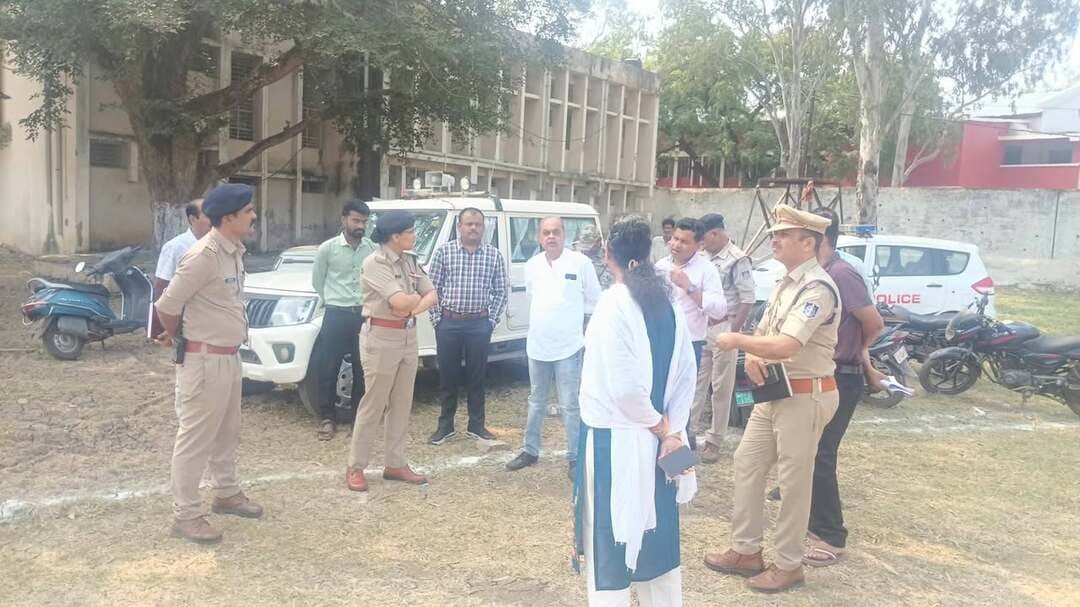 दशहरा पर्व की तैयारियों को लेकर वरिष्ठ अधिकारियों ने जैन कालेज मैदान का किया निरीक्षण
---------------------------------
विदिशा। दशहरा पर्व के आयोजन को लेकर जिला प्रशासन एवं पुलिस विभाग द्वारा तैयारियों का जायजा लिया जा रहा है। दशहरा पर्व के आयोजन को शांतिपूर्ण, व्यवस्थित एवं सुरक्षित रूप से संपन्न कराने के उद्देश्य से प्रशासन एवं पुलिस विभाग द्वारा समन्वय के साथ व्यवस्थाओं को अंतिम रूप दिया जा रहा है। दशहरा मैदान (जैन कॉलेज ग्राउंड) का वरिष्ठ अधिकारियों द्वारा निरीक्षण किया गया। अधिकारियों ने आयोजन स्थल का भ्रमण कर दशहरा पर्व के दौरान की जाने वाली विभिन्न व्यवस्थाओं का अवलोकन किया। निरीक्षण के दौरान अधिकारियों ने आयोजन स्थल पर उपलब्ध व्यवस्थाओं का जायजा लेते हुए दशहरा पर्व के अवसर रावण दहन में बड़ी संख्या में श्रद्धालुओं एवं नागरिकों की संभावित उपस्थिति को ध्यान में रखते हुए आवश्यक व्यवस्थाओं की जानकारी ली। आयोजन स्थल की व्यवस्था, सुरक्षा प्रबंध, यातायात व्यवस्था सहित अन्य आवश्यक बिंदुओं पर स्थल का निरीक्षण किया गया।
निरीक्षण के दौरान अपर कलेक्टर श्रीमती मीना मसराम, अतिरिक्त पुलिस अधीक्षक श्रीमती मोनिका तिवारी, एसडीएम श्री मनीष जैन, नगर पुलिस अधीक्षक श्री अतुल सिंह, मुख्य नगर पालिका अधिकारी श्री दुर्गेश ठाकुर, रक्षित निरीक्षक पुलिस लाइन श्री नीरज सिंह सिकरवार, यातायात प्रभारी श्री आशीष राय, रामलीला समिति के सचिव डॉ. अनिल शर्मा तथा सहित संबंधित अधिकारी उपस्थित रहे। वरिष्ठ अधिकारियों ने आयोजन स्थल पर व्यवस्थाओं का बारीकी से अवलोकन किया तथा दशहरा पर्व के दौरान नागरिकों की सुविधा एवं सुरक्षा को ध्यान में रखते हुए आवश्यक तैयारियों का जायजा लिया। संबंधित अधिकारियों द्वारा आयोजन स्थल की व्यवस्थाओं के संबंध में आवश्यक जानकारी भी प्रस्तुत की गई। #Vidisha Jansampark Madhya Pradesh