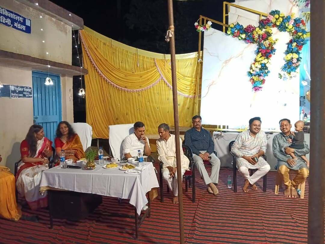 35वीं वाहिनी मंडला में गरबा की धूम, सेनानी श्री राजेश रघुवंशी सपरिवार हुए शामिल
35वीं वाहिनी, विसबल मंडला में शारदीय नवरात्रि के अवसर पर माँ दुर्गा पंडाल में गरबा कार्यक्रम आयोजित किया गया। पुलिस अधीक्षक/सेनानी श्री राजेश रघुवंशी (आई.पी.एस.) सपरिवार शामिल हुए और माँ दुर्गा की पूजा-अर्चना कर गरबा में सहभागिता की।
कार्यक्रम में वाहिनी के अधिकारियों, कर्मचारियों एवं उनके परिवारों ने उत्साहपूर्वक भाग लिया। आयोजन भक्तिमय और उल्लासपूर्ण वातावरण में संपन्न हुआ।
इस अवसर पर उप सेनानी श्री इंद्र सिंह परस्ते, अतिरिक्त पुलिस अधीक्षक श्री सतीश चतुर्वेदी, एड्जुटेंट श्री बलवीर चावड़, सहायक सेनानी श्रीमती रुचिता चतुर्वेदी सहित वाहिनी के अन्य अधिकारी एवं कर्मचारी उपस्थित रहे।
Jansampark Madhya Pradesh
CM Madhya Pradesh
#mandla
Home Department of Madhya Pradesh