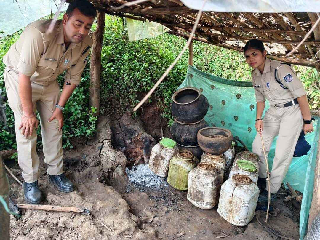 नर्मदा किनारे अवैध शराब अड्डों पर छापा, 70 लीटर कच्ची शराब जब्त
जिला आबकारी अधिकारी श्री सतीश कश्यप के मार्गदर्शन में मंडला वृत्त के ग्राम खुड़िया में नर्मदा नदी के किनारे एवं कछार क्षेत्र में अवैध शराब निर्माण के अड्डों पर दबिश दी गई।
कार्रवाई के दौरान करीब 115 डिब्बों में भरा 1150 किलो महुआ लाहन बरामद कर मौके पर नष्ट किया गया। साथ ही 70 लीटर हाथ भट्टी कच्ची शराब जब्त की गई और शराब बनाने में प्रयुक्त बर्तनों को भी नष्ट किया गया।
आबकारी बल को देखकर अवैध शराब बनाने वाले आरोपी मौके से फरार हो गए, जिनकी तलाश जारी है। मामले में अज्ञात आरोपियों के विरुद्ध 4 प्रकरण दर्ज किए गए हैं। जब्त शराब एवं नष्ट किए गए लाहन की कुल अनुमानित कीमत 1 लाख 25 हजार 500 रुपये बताई गई है।
Jansampark Madhya Pradesh
CM Madhya Pradesh
#mandla