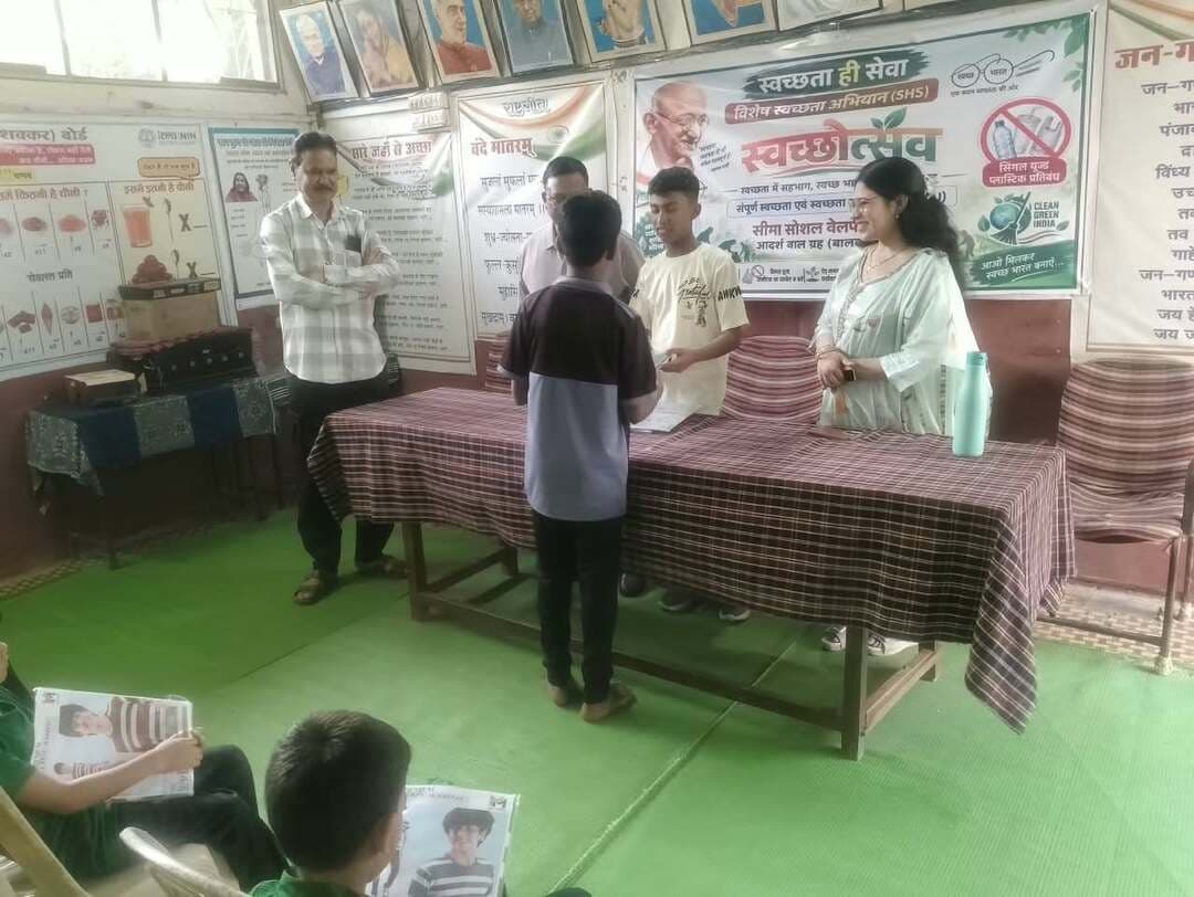 बेटे का जन्मदिन बाल गृह के बच्चों संग मनाया, बाँटे उपहार
महिला एवं बाल विकास विभाग के जिला कार्यक्रम अधिकारी श्री विनोद परस्ते ने 17 अक्टूबर को अपने सुपुत्र आरव सिंह का जन्मदिन आदर्श बाल गृह के बच्चों के साथ मनाया। इस अवसर पर बच्चों को मिठाई, उपहार और सुरुचिपूर्ण भोजन कराया गया।
कार्यक्रम में विभाग के अधिकारी-कर्मचारी उपस्थित रहे। श्री परस्ते ने बच्चों को बाल कल्याण एवं समेकित बाल संरक्षण इकाई की विभिन्न जनकल्याणकारी योजनाओं की जानकारी देते हुए उनके अधिकारों, शिक्षा और सुरक्षित भविष्य के प्रति विभाग की प्रतिबद्धता बताई। इस पहल की बाल गृह प्रबंधन ने सराहना की और आरव सिंह के उज्ज्वल भविष्य की कामना की।
Jansampark Madhya Pradesh
CM Madhya Pradesh
#mandla
Department Of Women Child Development, Madhya Pradesh