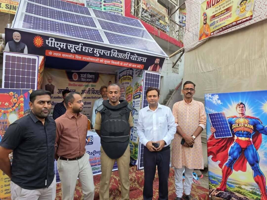 दुर्गा पूजा पंडालों में पीएम सूर्य घर मुफ्त बिजली योजना के प्रचार-प्रसार हेतु लगाए जा रहे जागरूकता शिविर
पूजा-अर्चना के साथ सरकारी योजनाओं की जानकारी प्राप्त कर रहे श्रद्धालु, जिला प्रशासन की अनूठी पहल
छपरा, 18 अक्टूबर 2026
दुर्गा पूजा के पावन अवसर पर श्रद्धालुओं की सुविधा एवं जनकल्याणकारी योजनाओं के व्यापक प्रचार-प्रसार के उद्देश्य से जिला पदाधिकारी, सारण के निर्देशानुसार जिले के विभिन्न दुर्गा पूजा पंडालों में पीएम सूर्य घर मुफ्त बिजली योजना से संबंधित जागरूकता शिविर लगाए जा रहे हैं।
इन शिविरों के माध्यम से आम नागरिकों एवं श्रद्धालुओं को योजना के उद्देश्य, लाभ, पात्रता तथा आवेदन प्रक्रिया की जानकारी दी जा रही है। साथ ही, लोगों को अपने घरों की छतों पर सोलर पैनल लगवाकर सौर ऊर्जा का लाभ उठाने तथा बिजली खर्च में बचत करने के लिए प्रोत्साहित किया जा रहा है।
दुर्गा पूजा के दौरान बड़ी संख्या में श्रद्धालु विभिन्न पूजा पंडालों में पहुंचते हैं। ऐसे में धार्मिक एवं सांस्कृतिक उत्सव के साथ-साथ जनहितकारी सरकारी योजनाओं की जानकारी उपलब्ध कराने की यह पहल आम लोगों तक योजनाओं का लाभ पहुंचाने की दिशा में महत्वपूर्ण है। इससे श्रद्धालुओं को पूजा पंडालों में भ्रमण के दौरान ही योजना के संबंध में आवश्यक जानकारी प्राप्त करने का अवसर मिल रहा है।
जिला प्रशासन, सारण की इस पहल का उद्देश्य जनसामान्य को सरकारी योजनाओं के प्रति जागरूक करना तथा अधिकाधिक पात्र परिवारों को पीएम सूर्य घर मुफ्त बिजली योजना से जोड़ने के लिए प्रेरित करना है।
जिला प्रशासन द्वारा आम नागरिकों से अपील की गई है कि वे पूजा पंडालों में लगाए गए जागरूकता शिविरों में पहुंचकर योजना की जानकारी प्राप्त करें तथा पात्रता के अनुरूप इसका लाभ उठाने के लिए आगे आएं।
